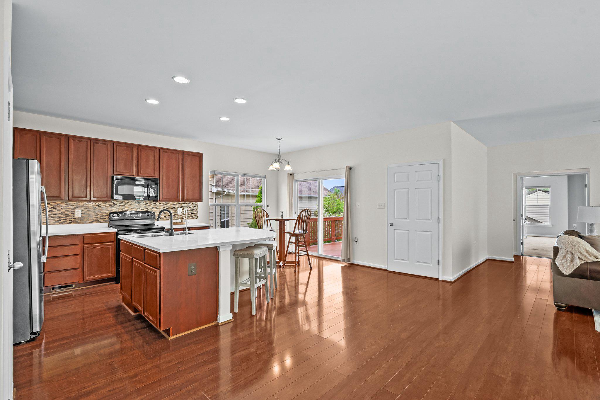 LAKE POINT ROUND HILL - Residential