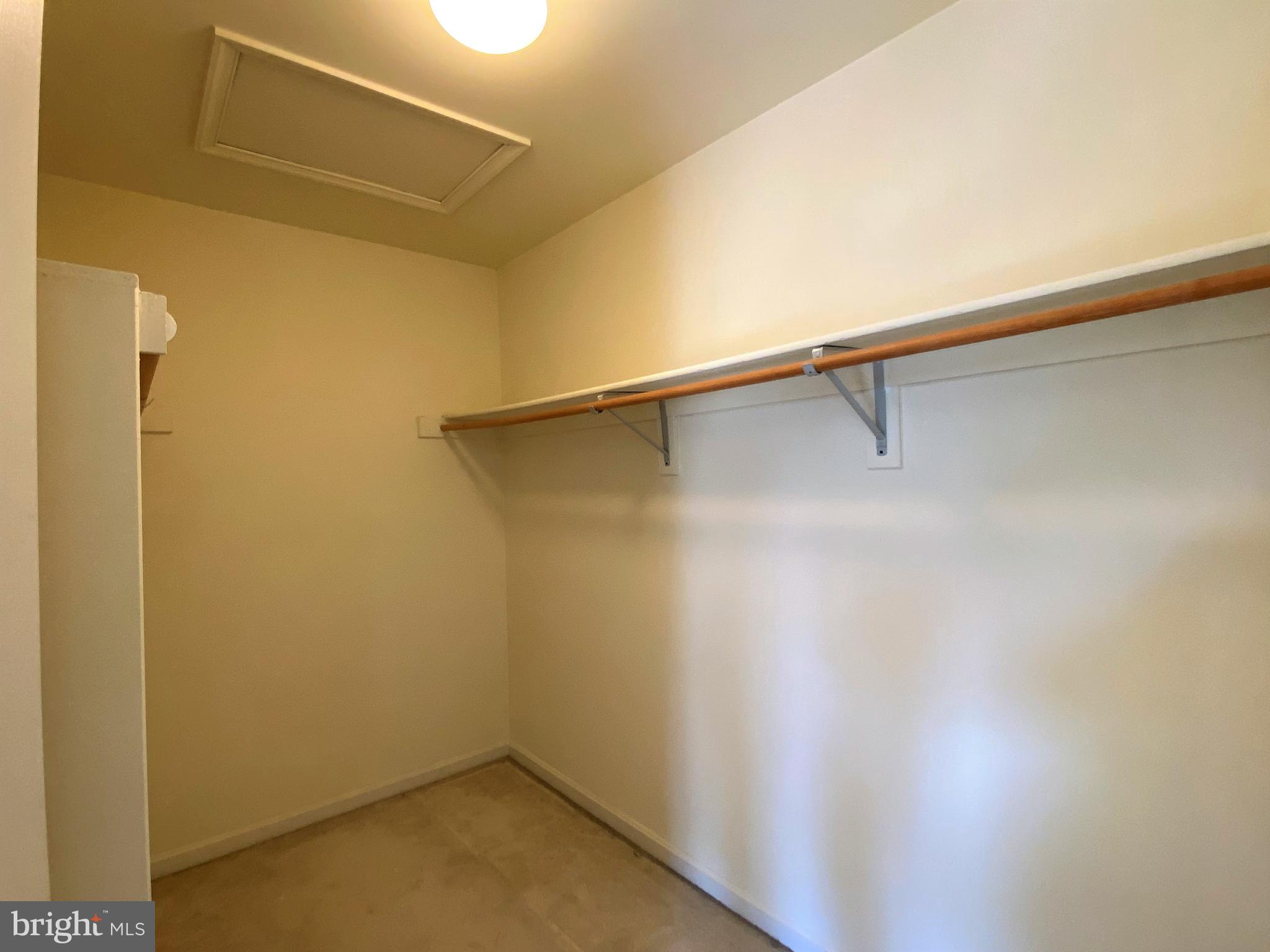 WILLOWS OF POTOMAC - Residential Lease