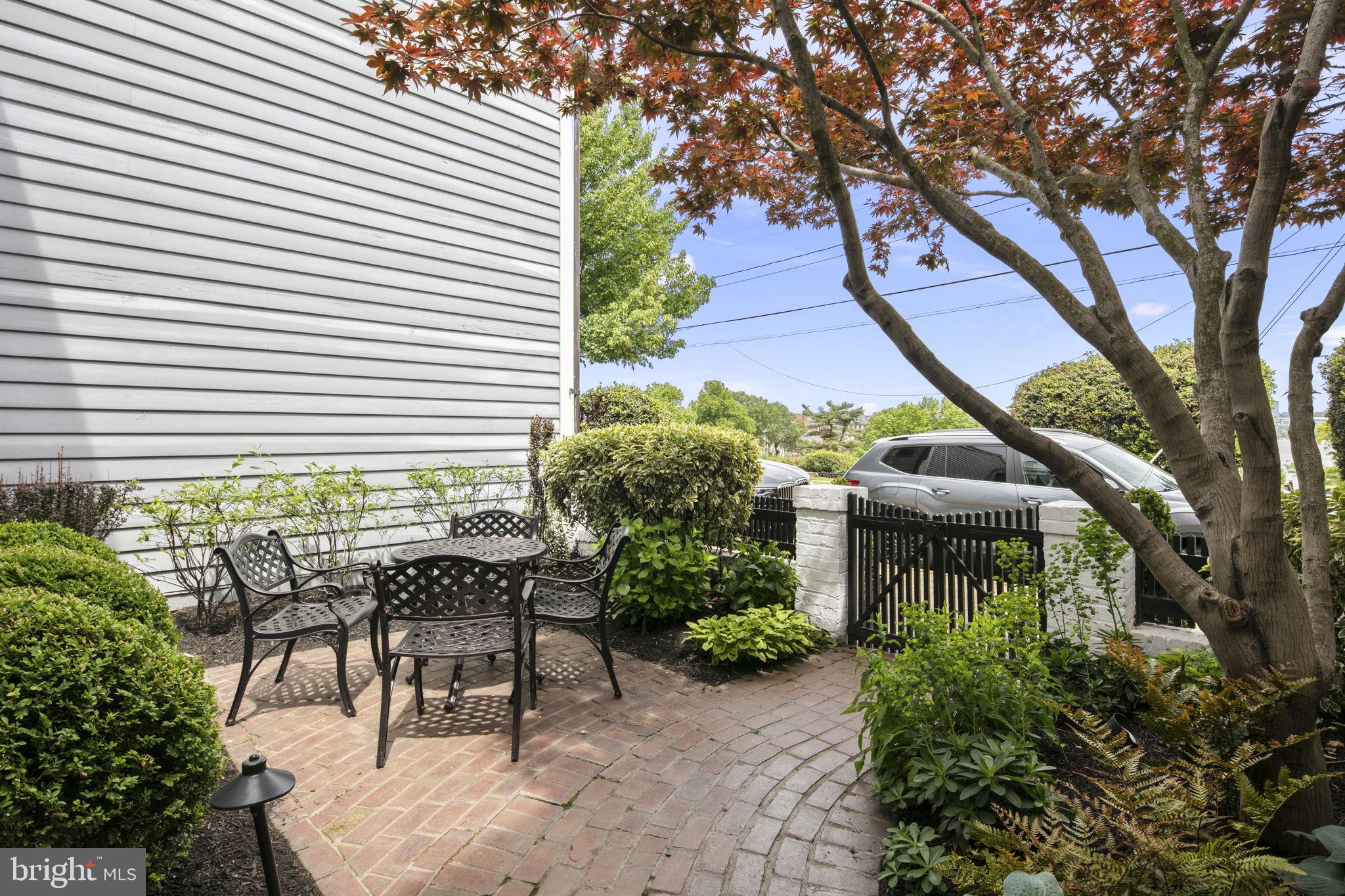 OLD TOWN ALEXANDRIA - Residential