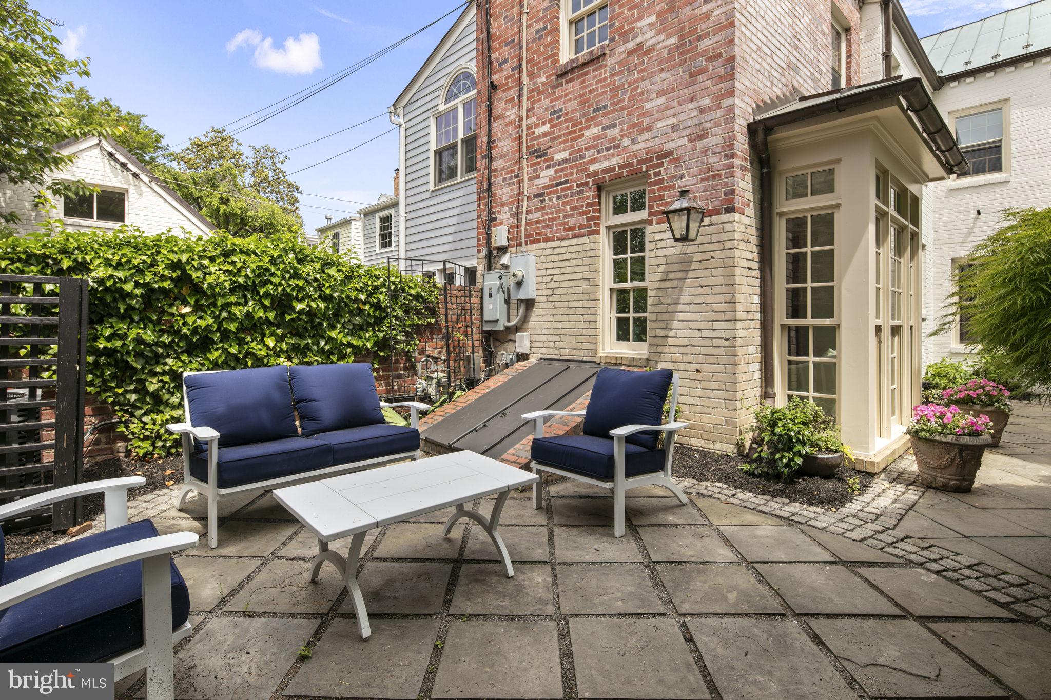 OLD TOWN ALEXANDRIA - Residential