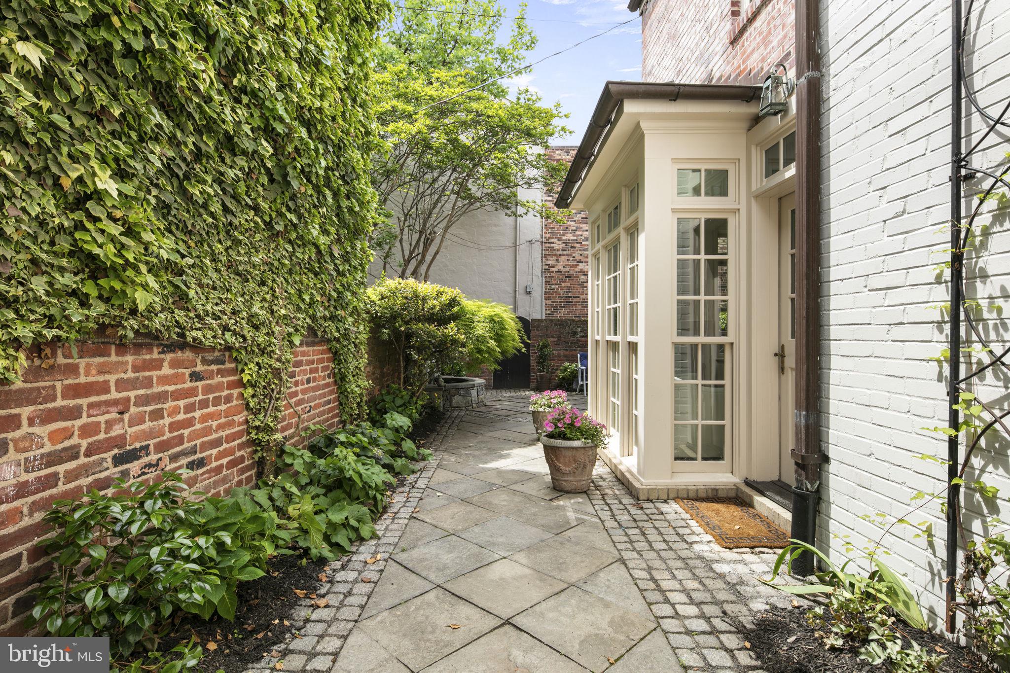 OLD TOWN ALEXANDRIA - Residential