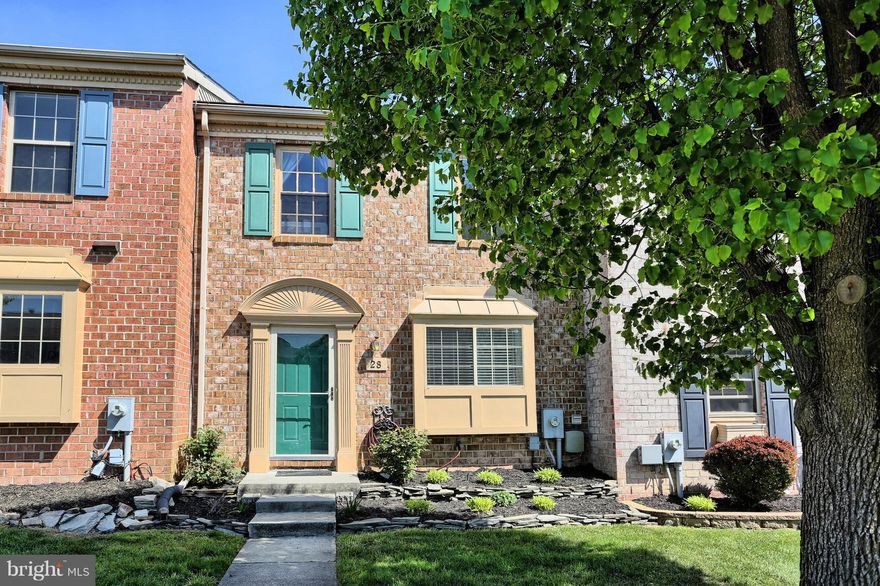 TOWNHOUSE! 3BR, 2.5 Bath Outstanding home with an open floor plan, located in Silver Spring Station. Close to the Mall/Movies/Shops This home is turn key ready and located on a quiet Cul de sac. Equipped with a wood burning Fireplace in the finished basement. Walk out basement to the private fenced backyard