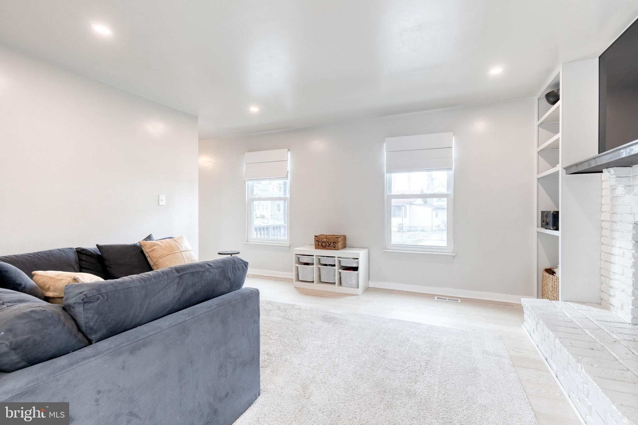 353 S RIVERSIDE DRIVE