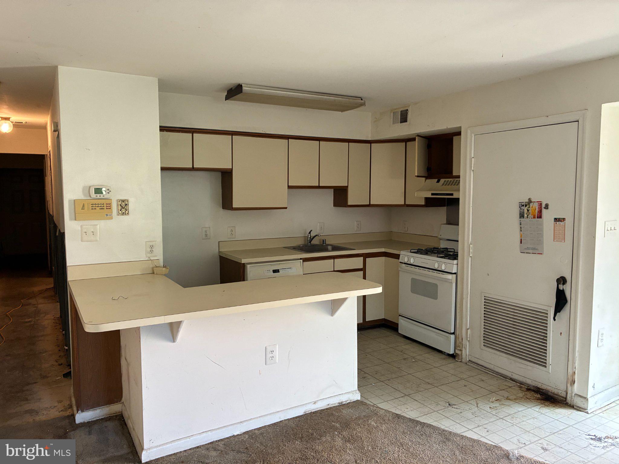 3068 PINEVIEW NE 3068