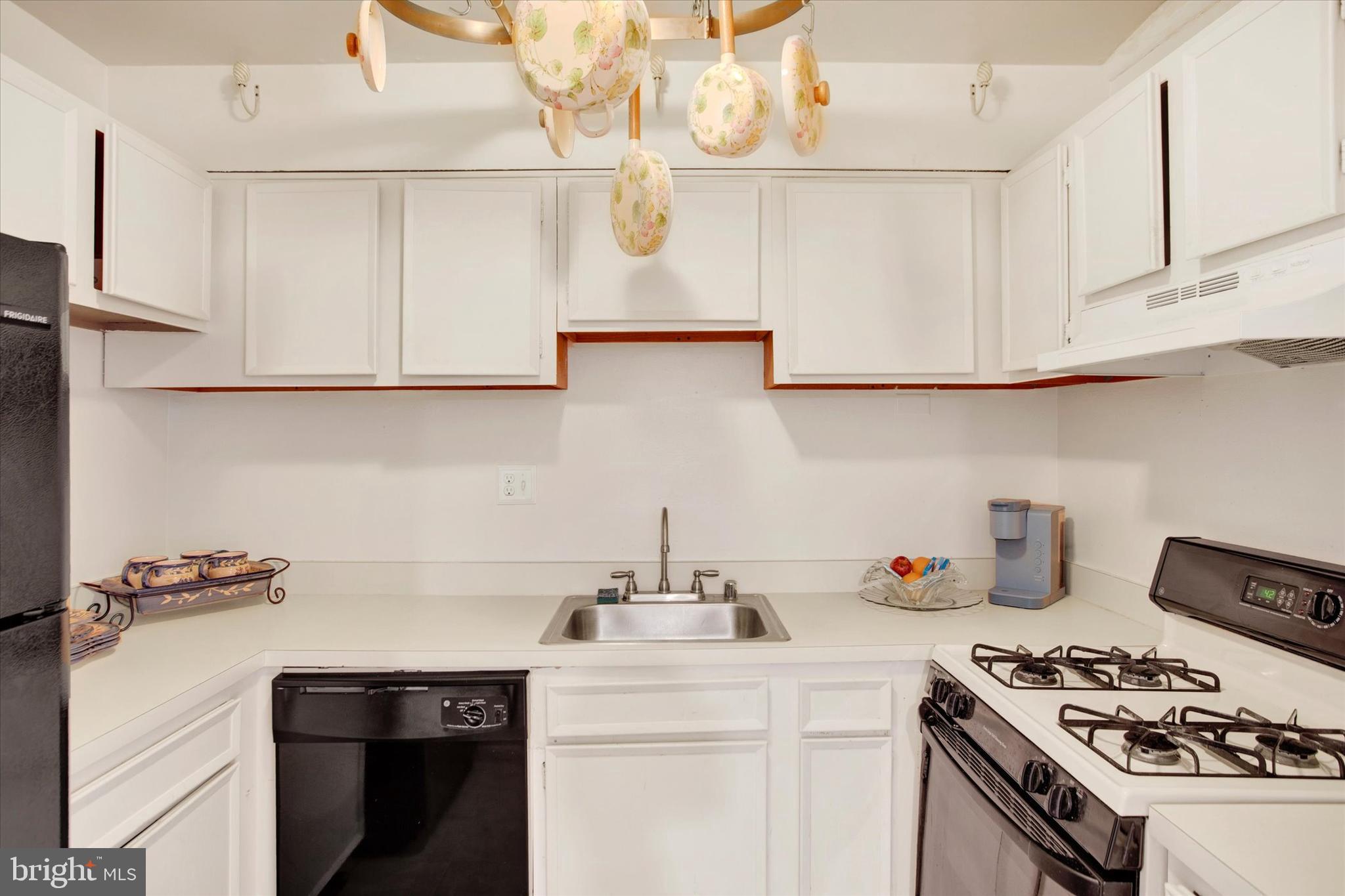 SWANN HILL CONDOMINIUMS - Residential