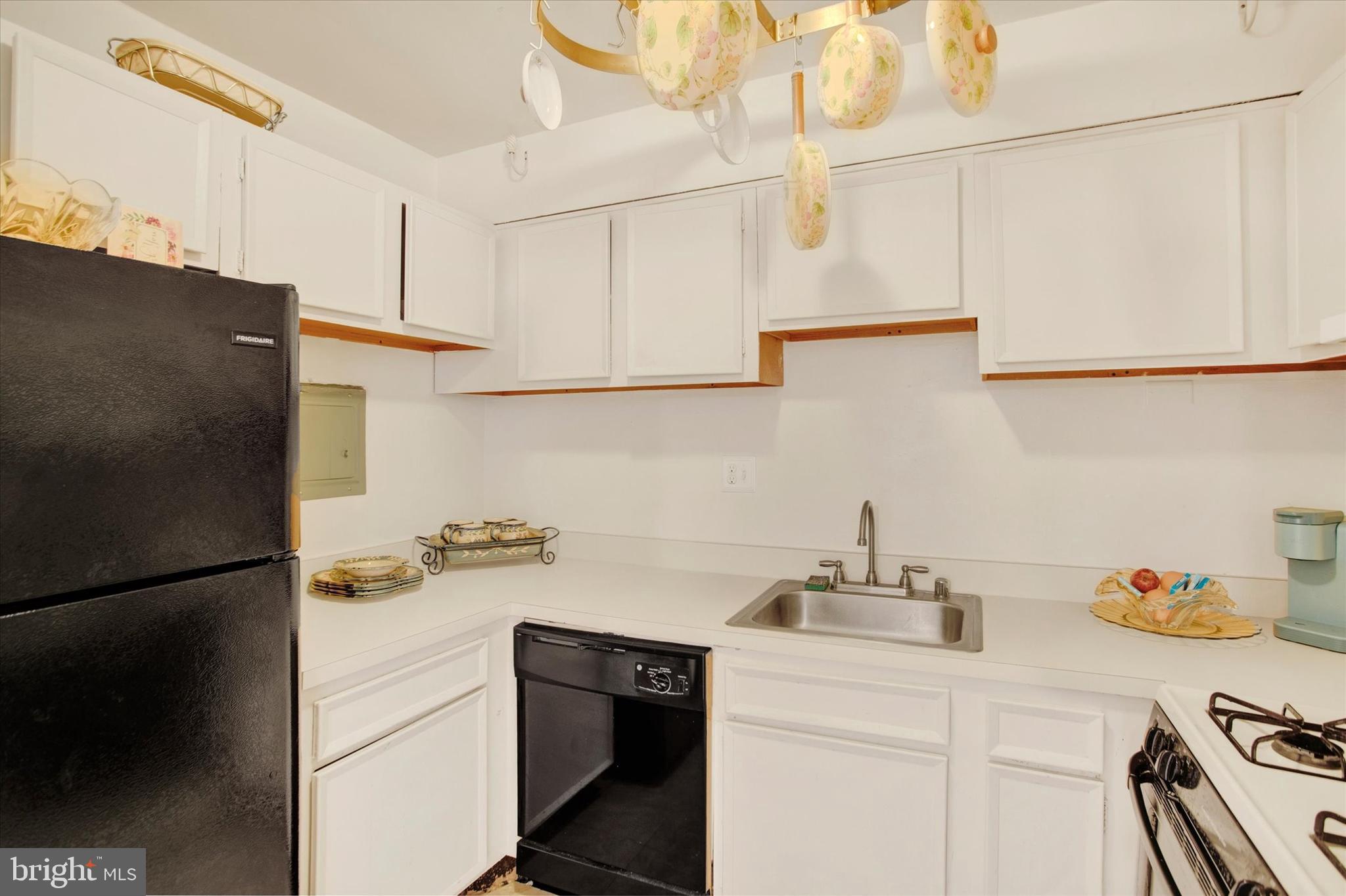 SWANN HILL CONDOMINIUMS - Residential