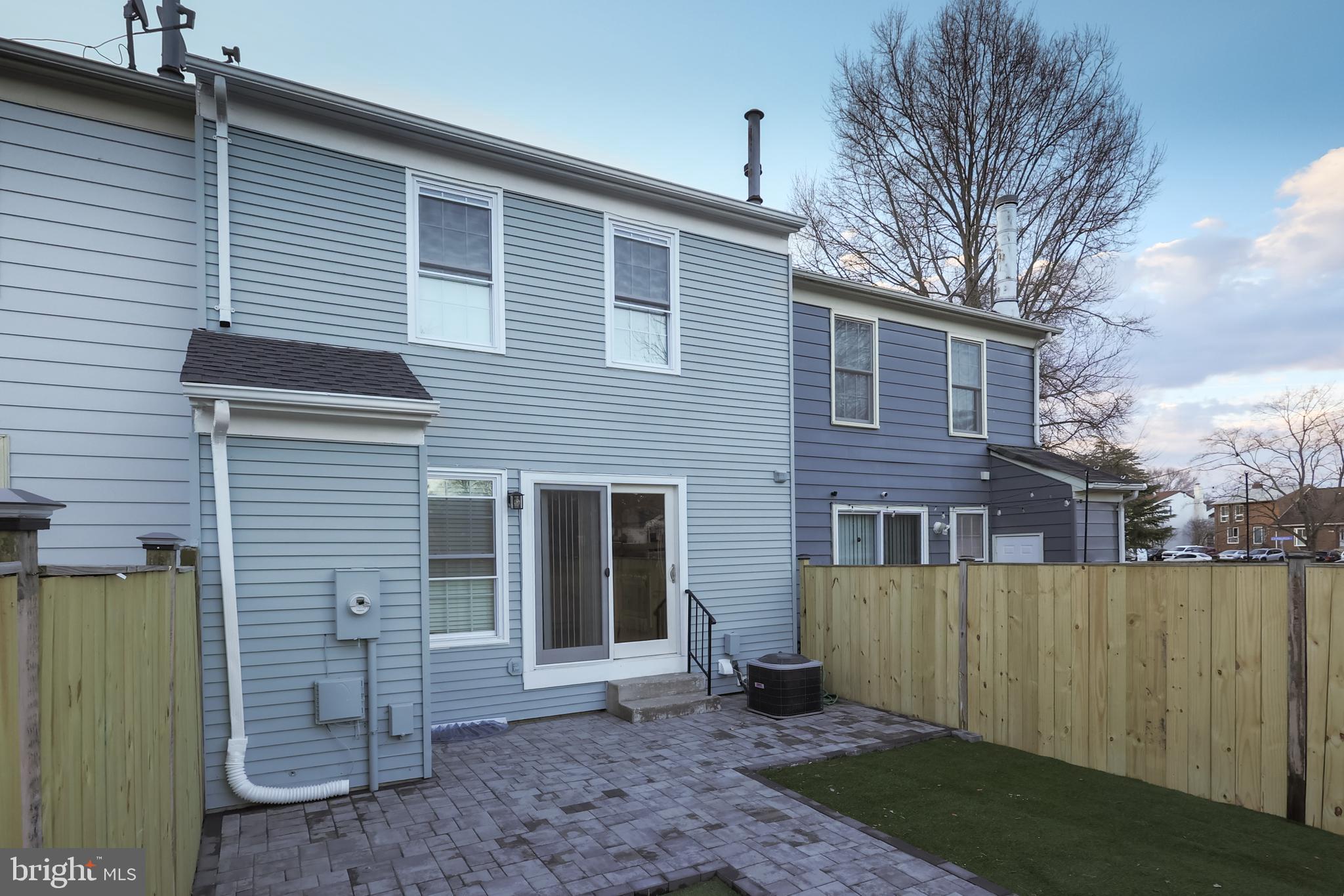 SARATOGA TOWNHOUSES - Residential