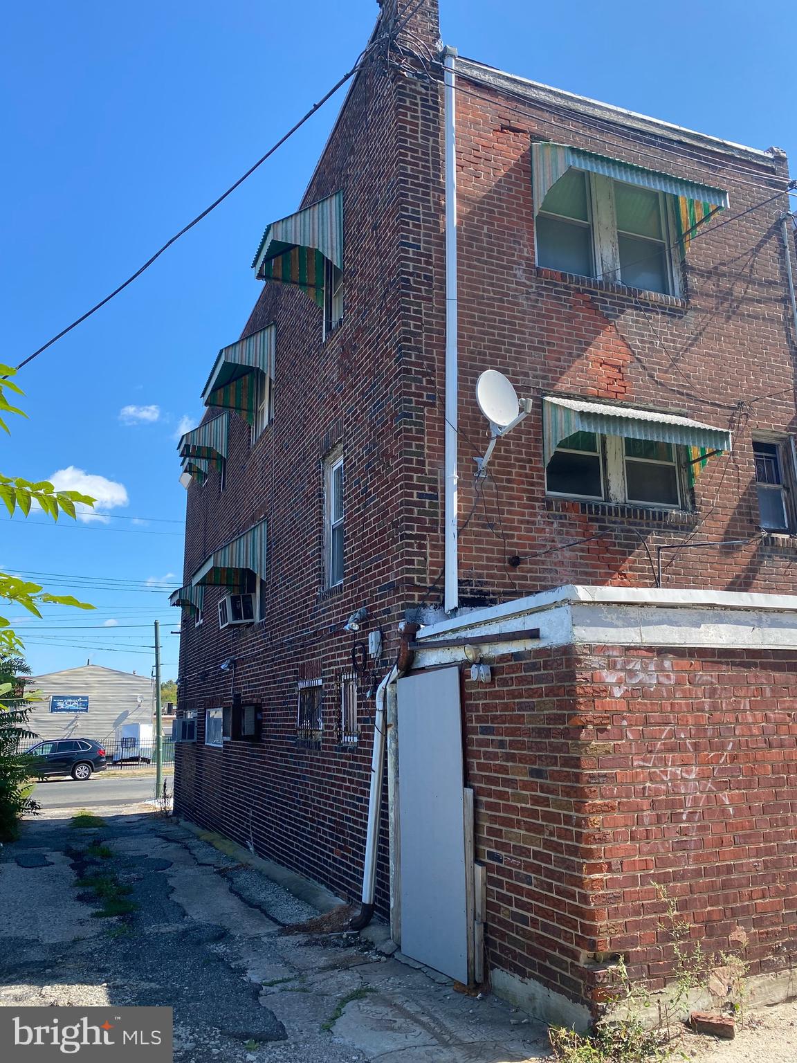 Main image without alt text