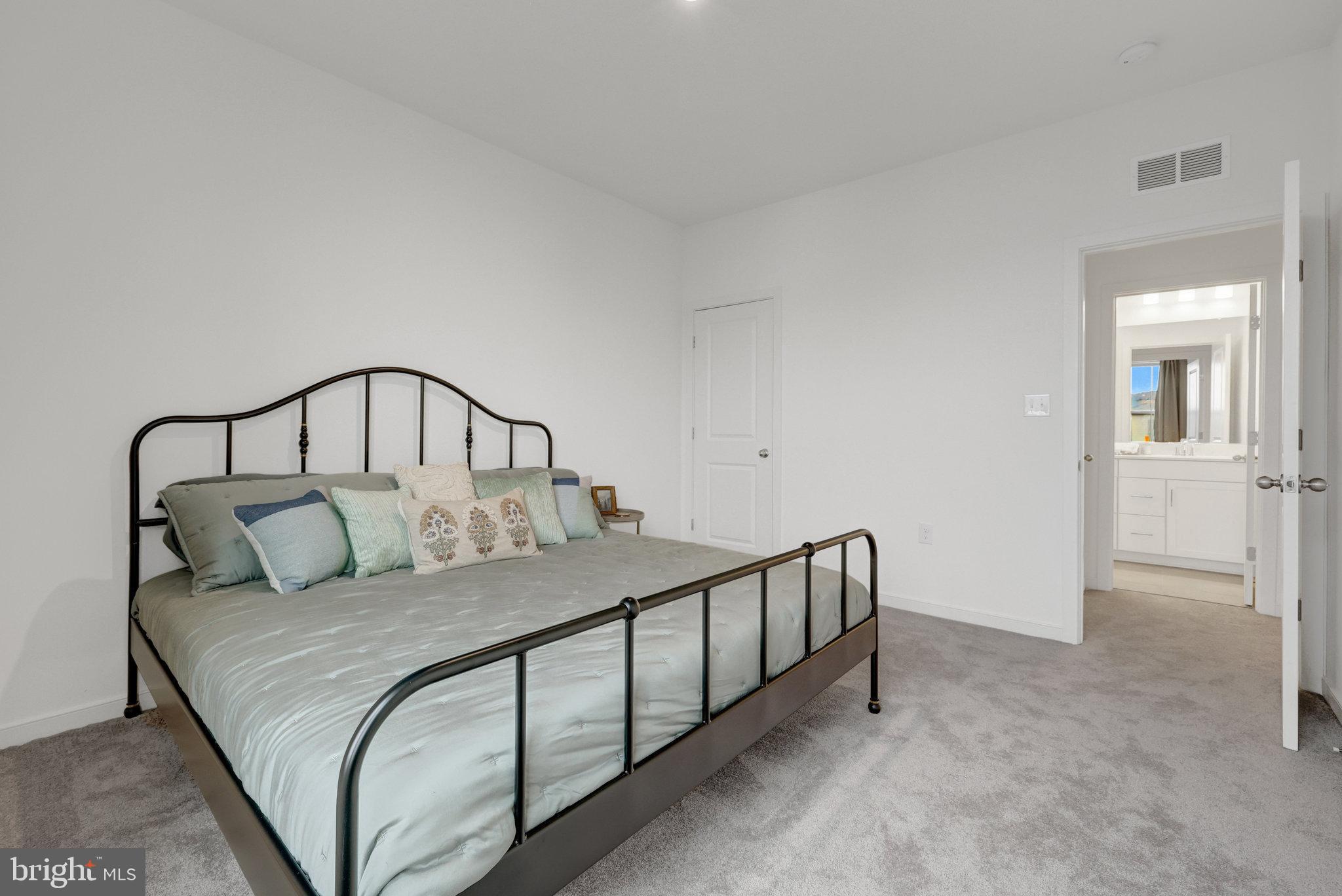 REGAL CHASE - Residential