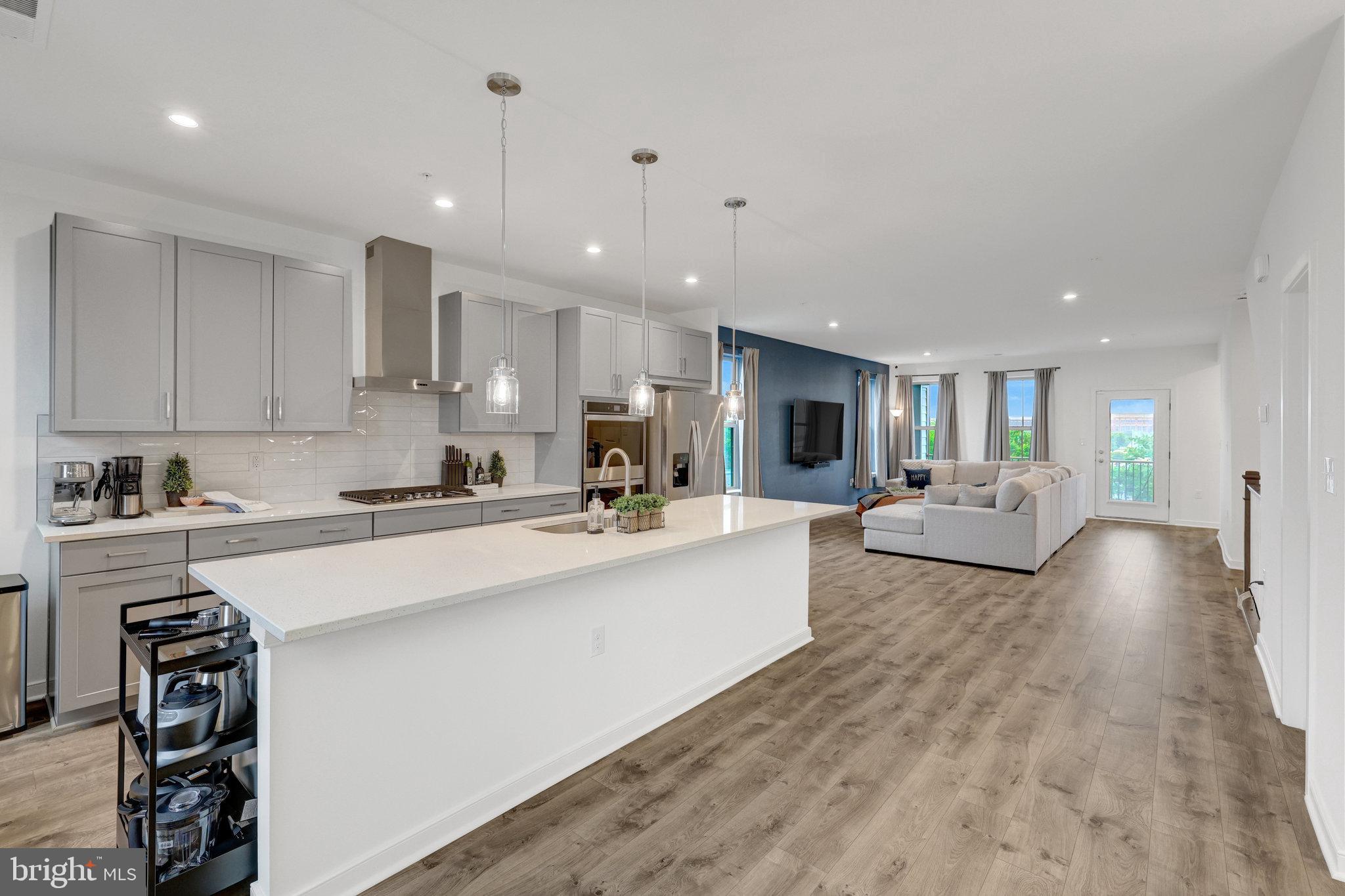 REGAL CHASE - Residential