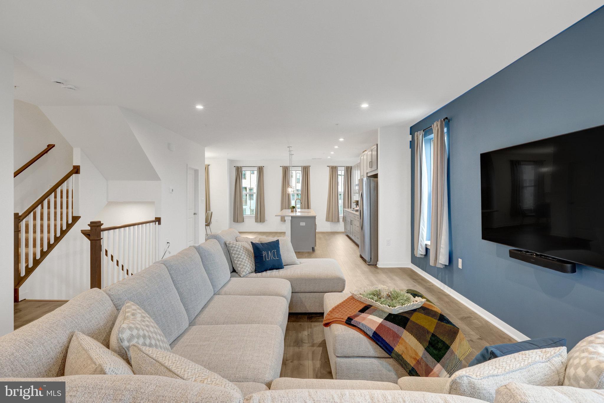 REGAL CHASE - Residential