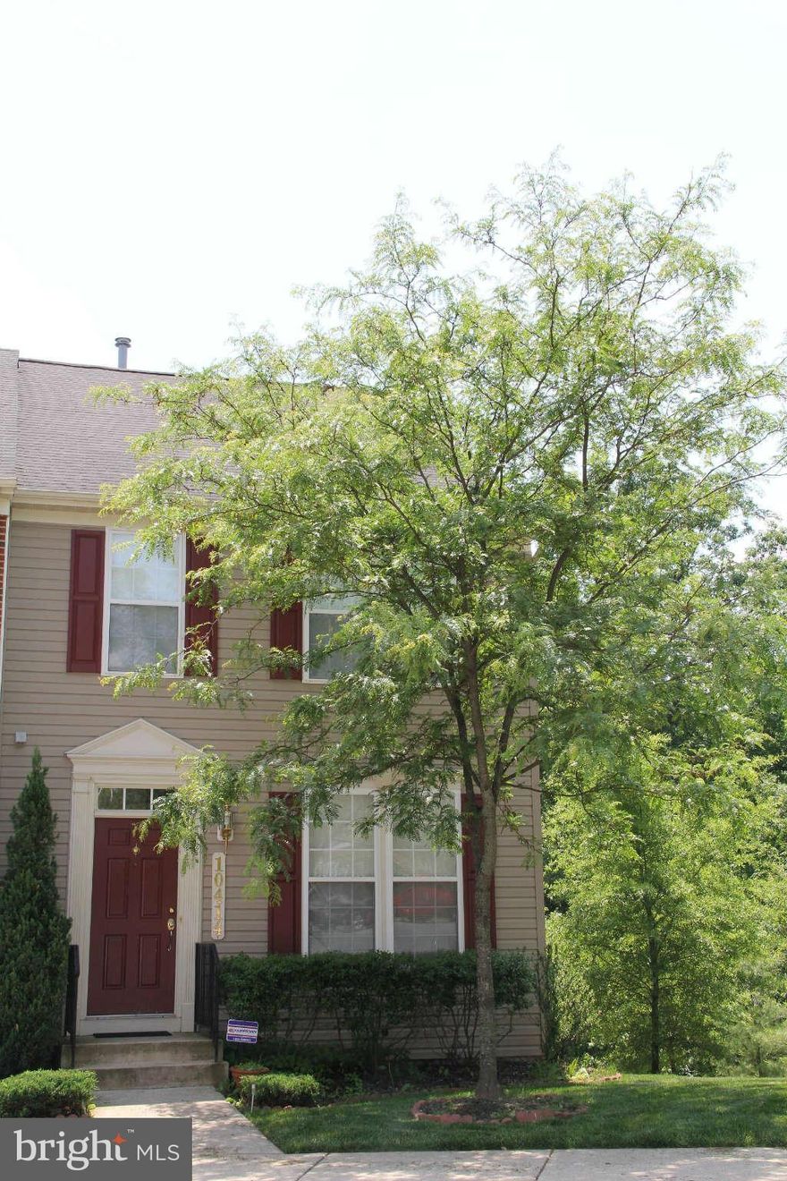 CLEAN, WELL-MAINTAINED, SUN-FILLED END- UNIT TOWNHOME LOADED WITH AMENITIES OFFERS OVER 2250 SQUARE FEET OF FINISHED LIVING SPACE ON THREE LEVELS. LARGE, OPEN FLOOR PLAN WITH 3-LEVEL EXTENSION. SPACIOUS MASTER BEDROOM SUITE WITH CATHEDRAL CEILING, SITTING ROOM, LARGE WALK-IN CLOSET, AND A LUXURY OWNER'S BATHROOM WITH SEPARATE SHOWER AND SOAKING WHIRLPOOL TUB. LOT SIDES TO OPEN SPACE AND WOODS.