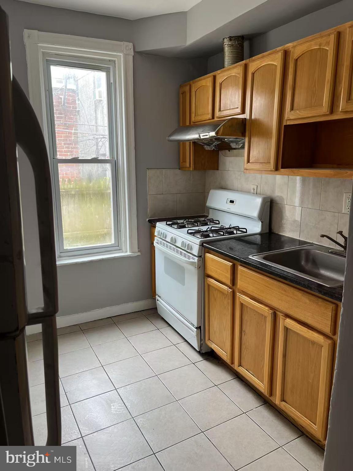 Welcome to this beautiful 2 bedroom and 1bathroom in Whitman house. Property close to shopping center, bankers, restaurants, bus stop. Drive to highway 1 minute. The home features a new custom eat-in kitchen, with tile floors, granite counters, stainless appliances. Bedrooms also have recessed lighting. Easy to show! Make your appointment today!