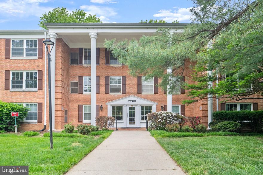 Great, Spacious, Moving Ready, 3 B bedroom apparment and 2 full bathrooms,  Quartz Counter Tops, Very Good Condition, Plenty of Parking, Worry free of landscaping and Maintenance, Gated Community at Colonies in Mclean,  enjoy the Common areas, sit and relax, feel like in Vacation but is your home.  Community with plenty of amenities for daily life. Covered Parking and 3 assigned parking spots. Lots of natural light. Do not let it go. Looking to be with access to main hwys, entertainment, amenities. you will have everything here.