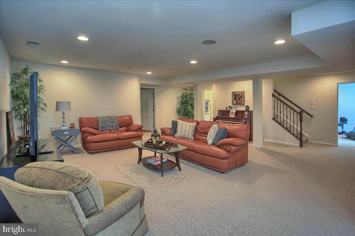 STRAY WINDS FARM - Residential