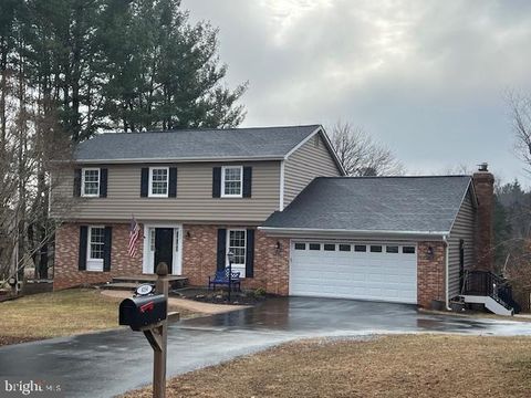 Photo of 4354 Misty Ridge Drive, HAYMARKET, VA 20169 (MLS # VAPW2111292)