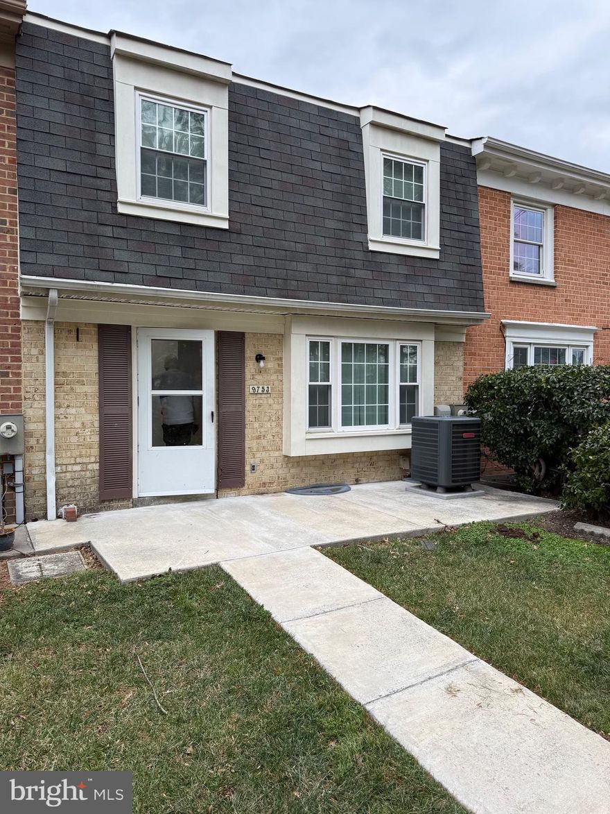 Two bedrooms vac to back townhouse with easy access to I95. Freshly painted with new ceramic countertop 
You will love this