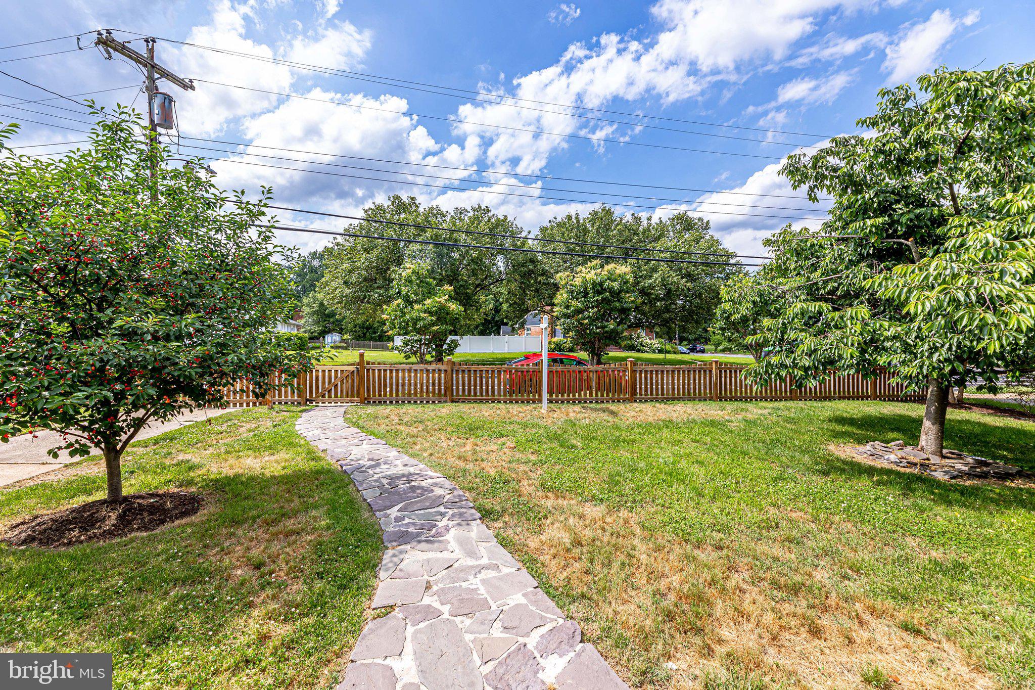 LINCOLNIA HILLS - Residential