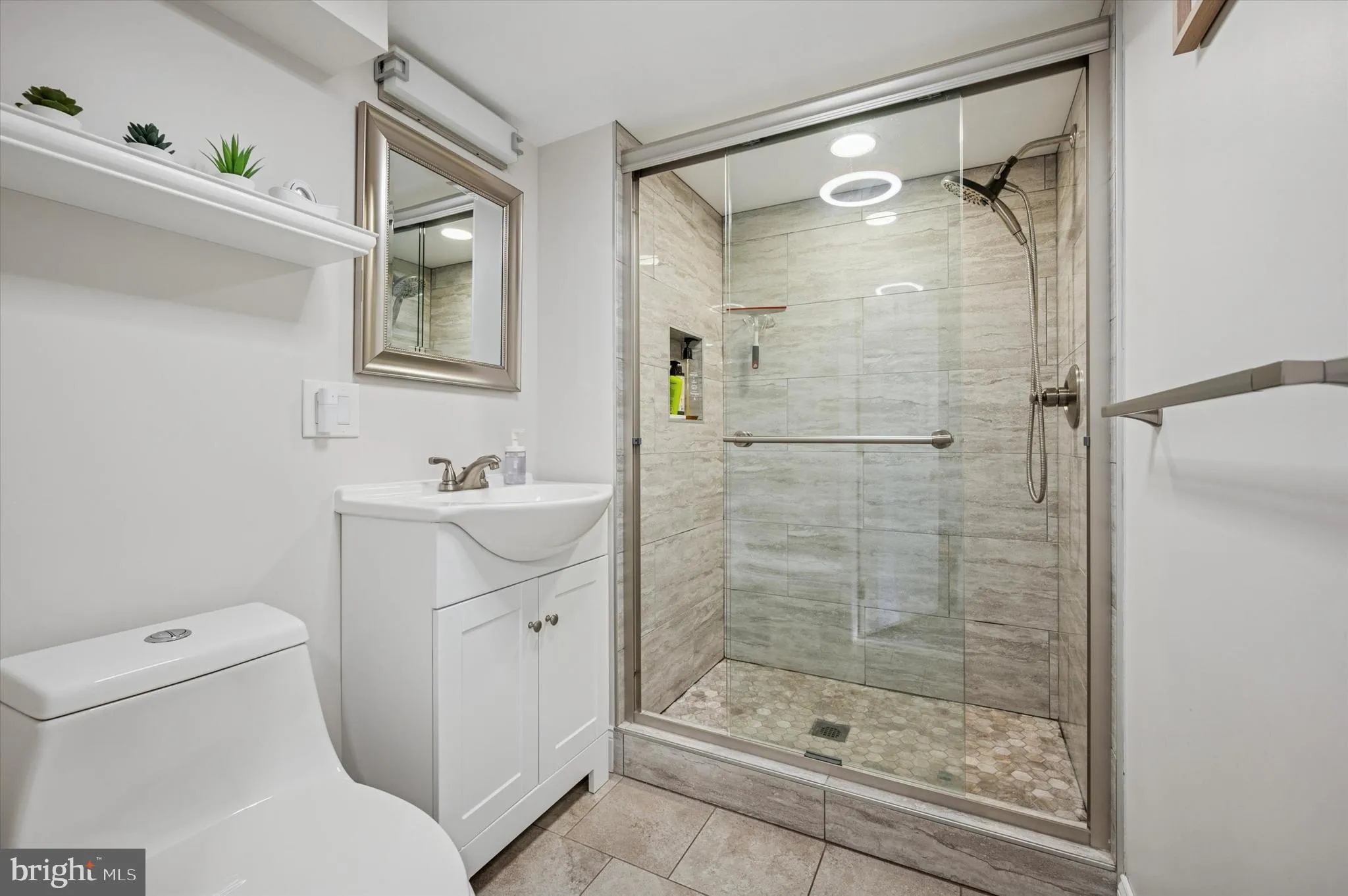 Philadelphia, Pennsylvania 19149, United States, 5 Bedrooms Bedrooms, ,Residential,Contingent,226380