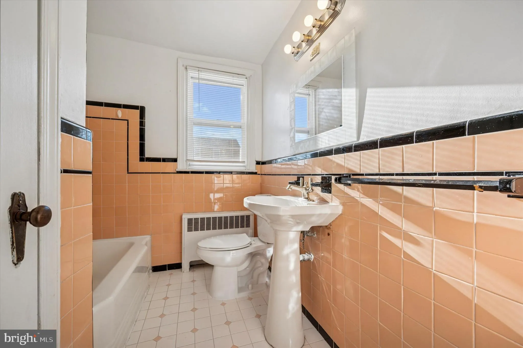 Philadelphia, Pennsylvania 19149, United States, 5 Bedrooms Bedrooms, ,Residential,Contingent,226380