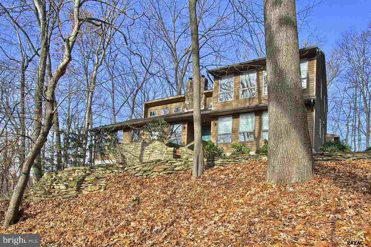 You'll want to rush home every day to this home to soak in the peacefulness of nature out of every window. Great contemporary w/tons of upgrades! Fully open floor plan w/award winning kitchen. Vaulted ceilings, stone accents & space that is endless! 1st fl master suite w/newly renovated bath! Huge basement & heated 3 car gar! Amaze all your guests when they come!