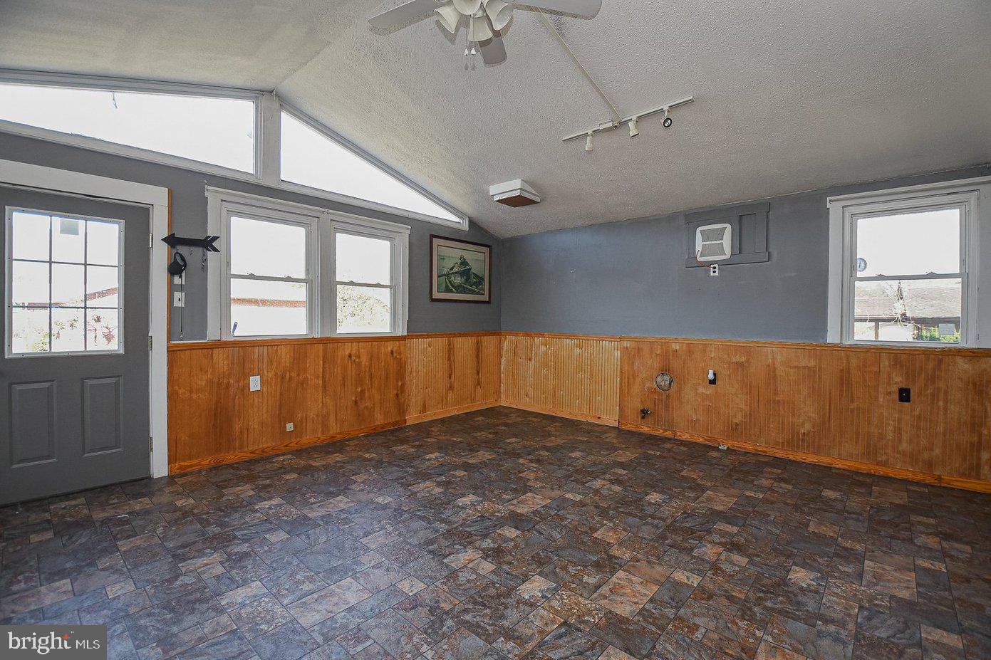 AIRPORT ADDITION - Residential Lease