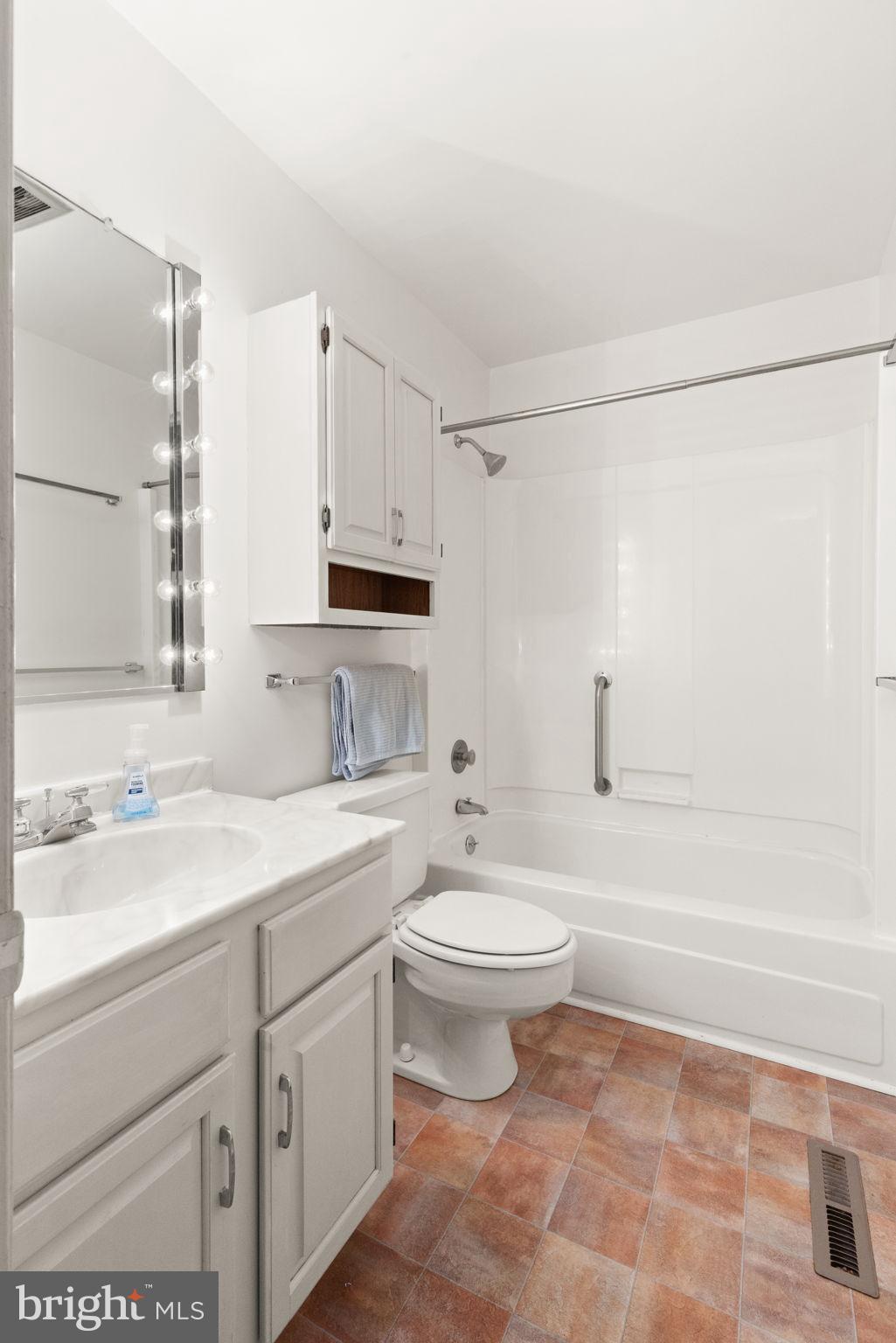 HICKORY HILLS - Residential Lease