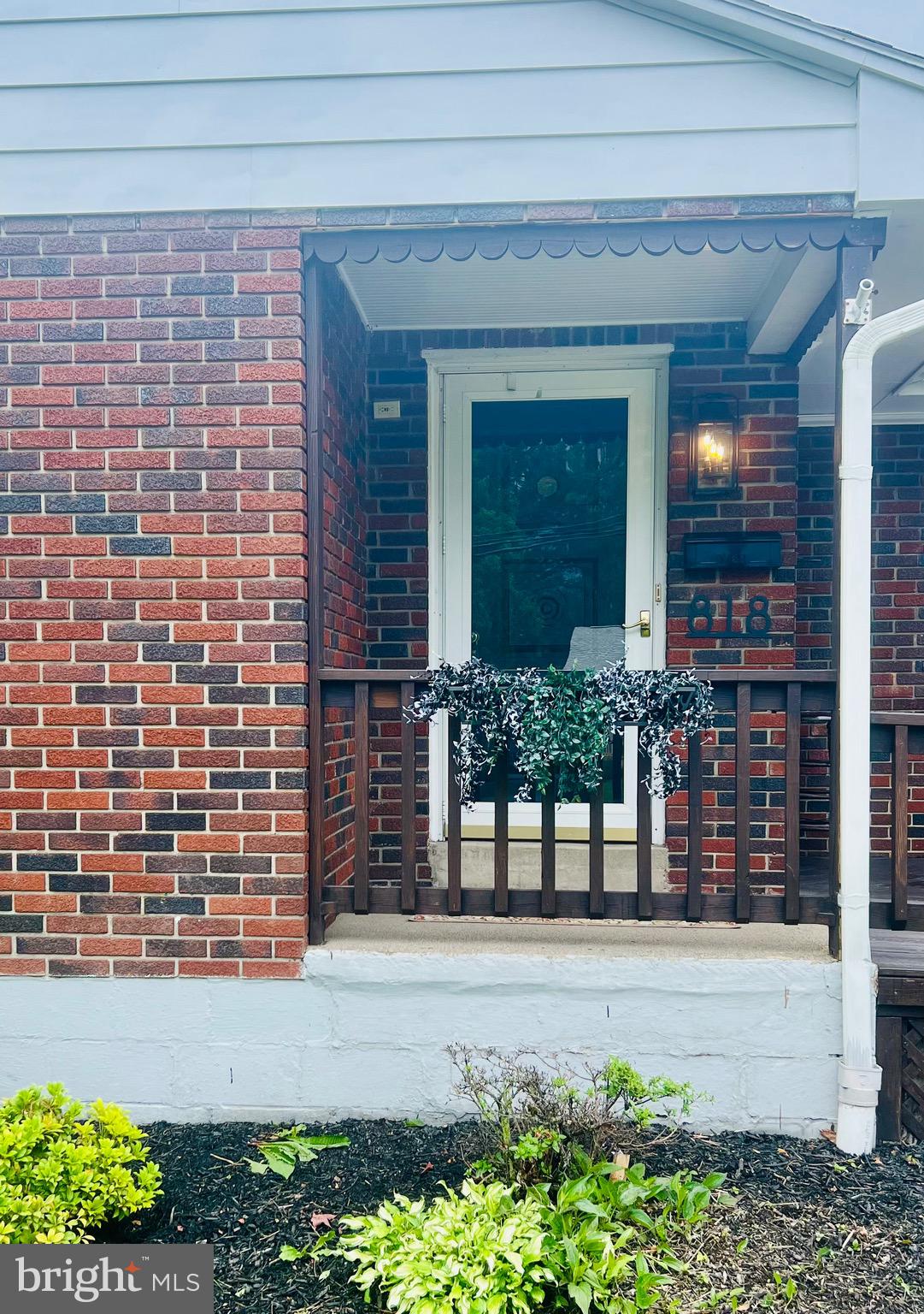 818 W STATION AVENUE