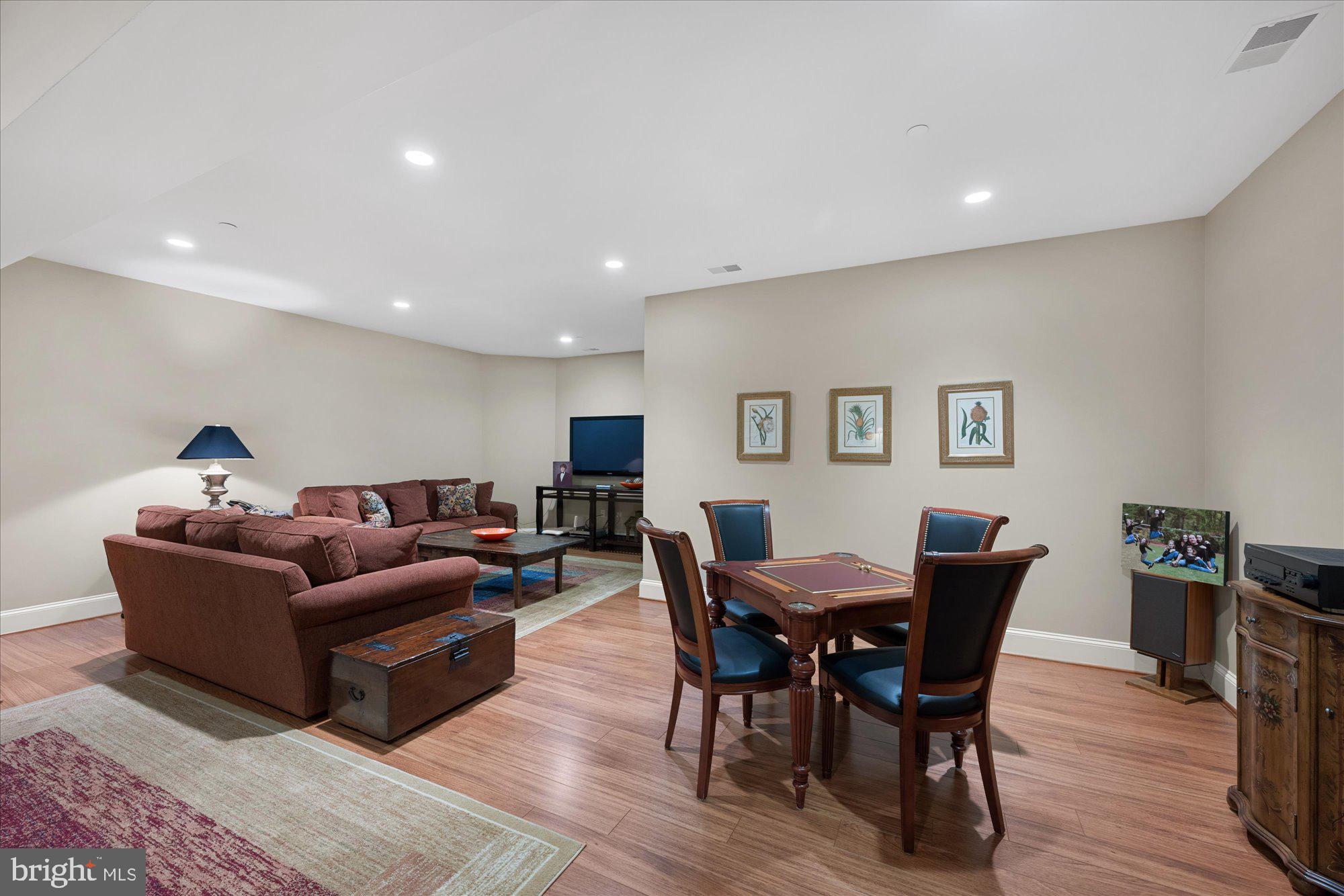 WILLIAMSBURG GARDENS - Residential