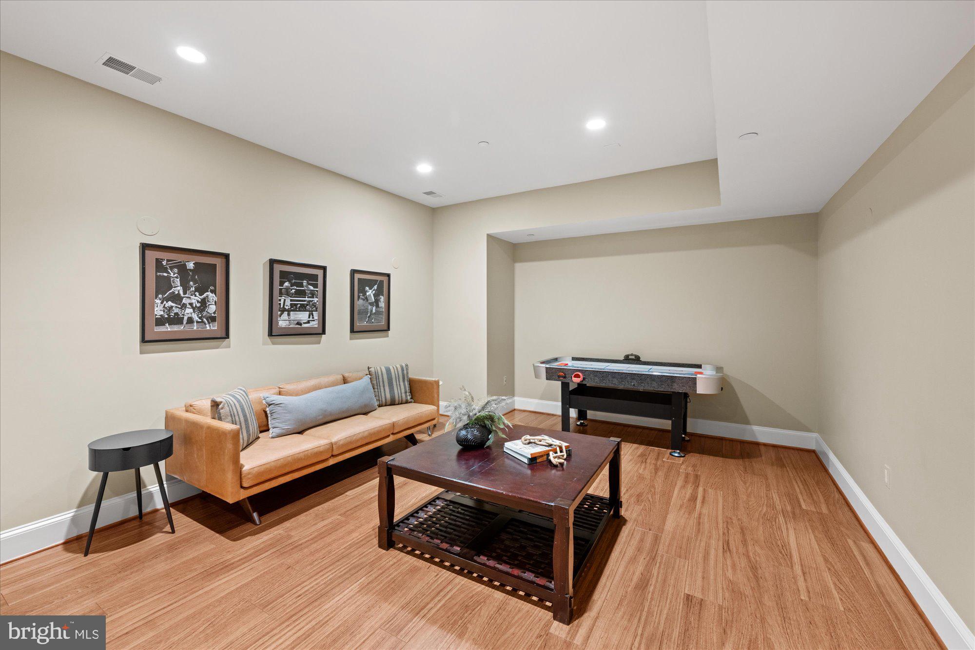 WILLIAMSBURG GARDENS - Residential