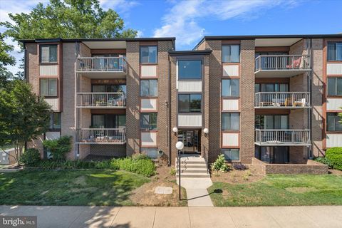 Photo of 9730 Kingsbridge Drive #3, FAIRFAX, VA 22031 (MLS # VAFX2316378)