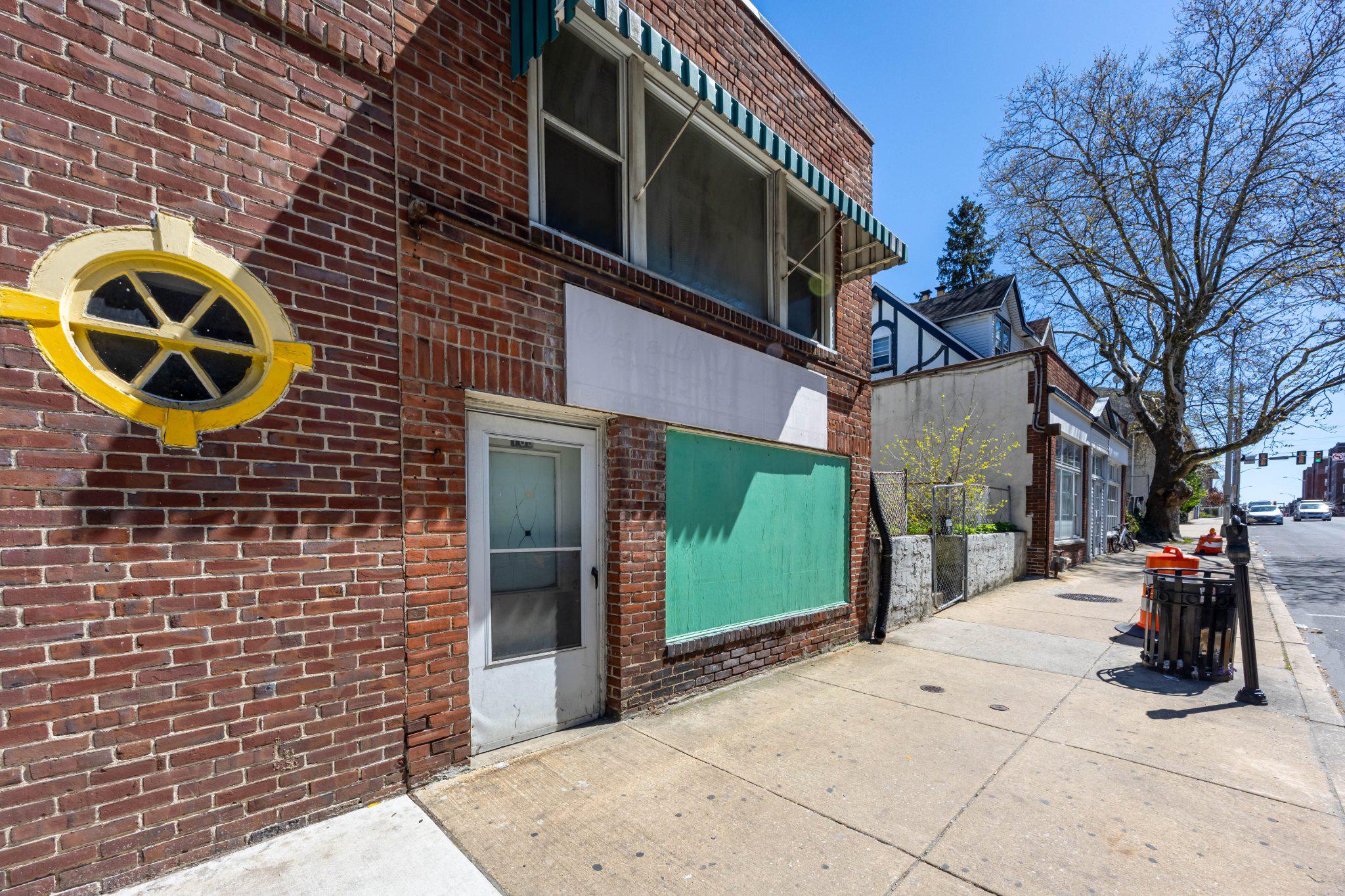 Main image without alt text