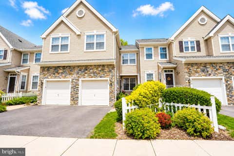 Townhouse For Rent - 704 Dahlia Circle Cir<br/> Middlesex County, DAYTON, NJ 08810