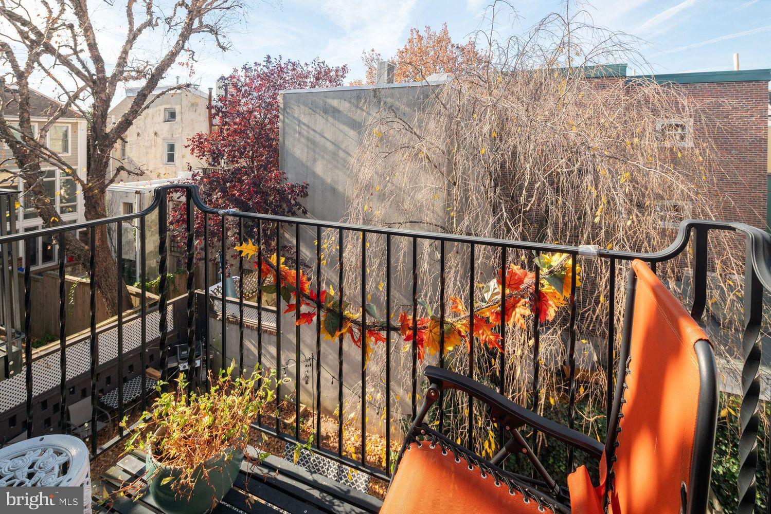 QUEEN VILLAGE - Residential