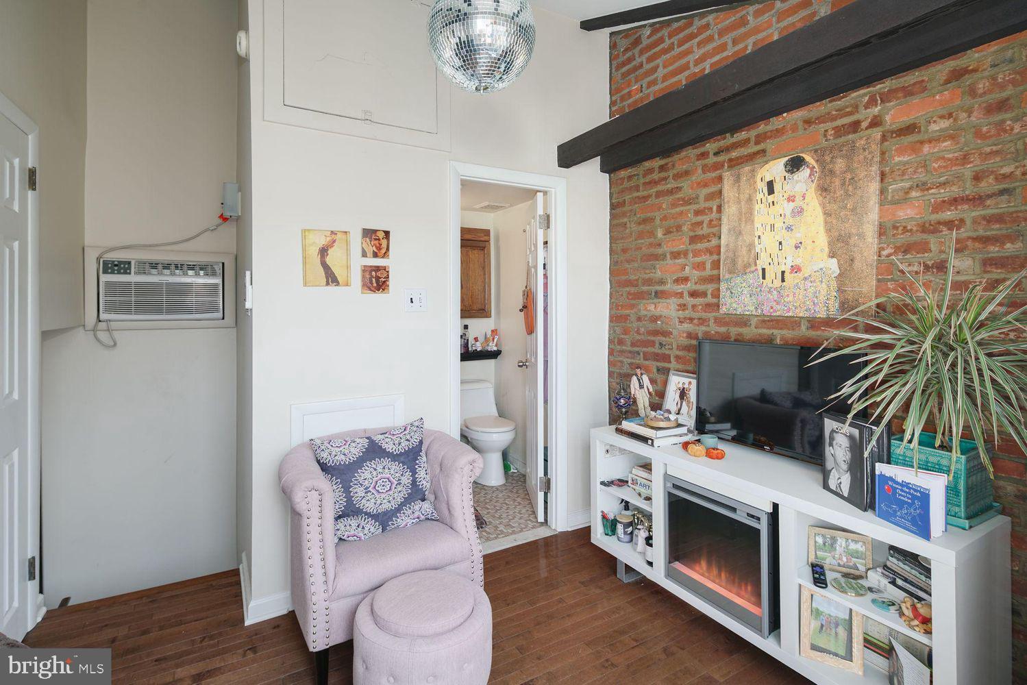 QUEEN VILLAGE - Residential