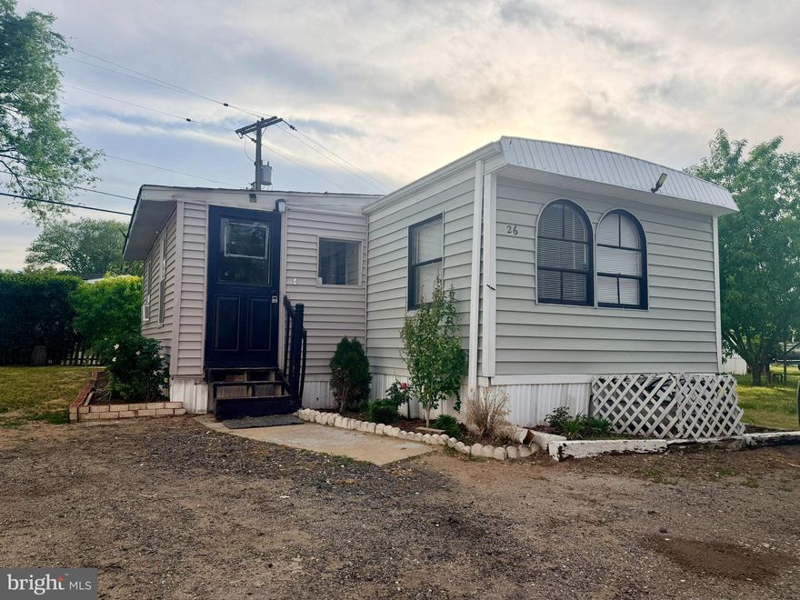 Waterfront Community. The community has a pier to use. This is a 2br 1 bath home. with living room and enclosed porch .