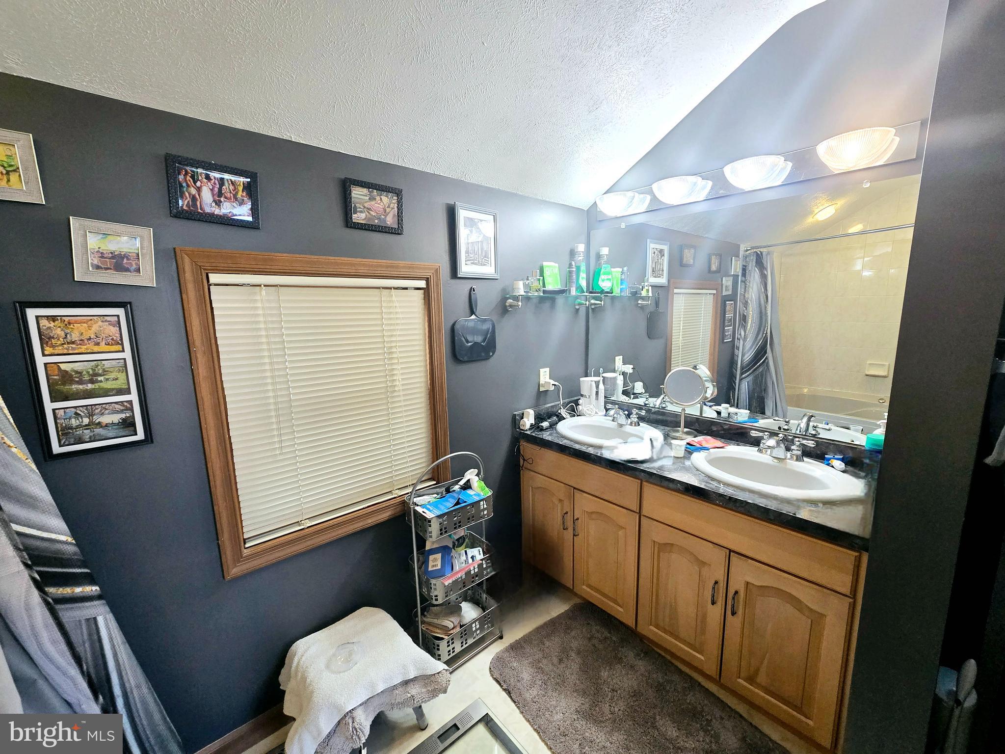 BLUE MOUNTAIN LAKE EST - Residential