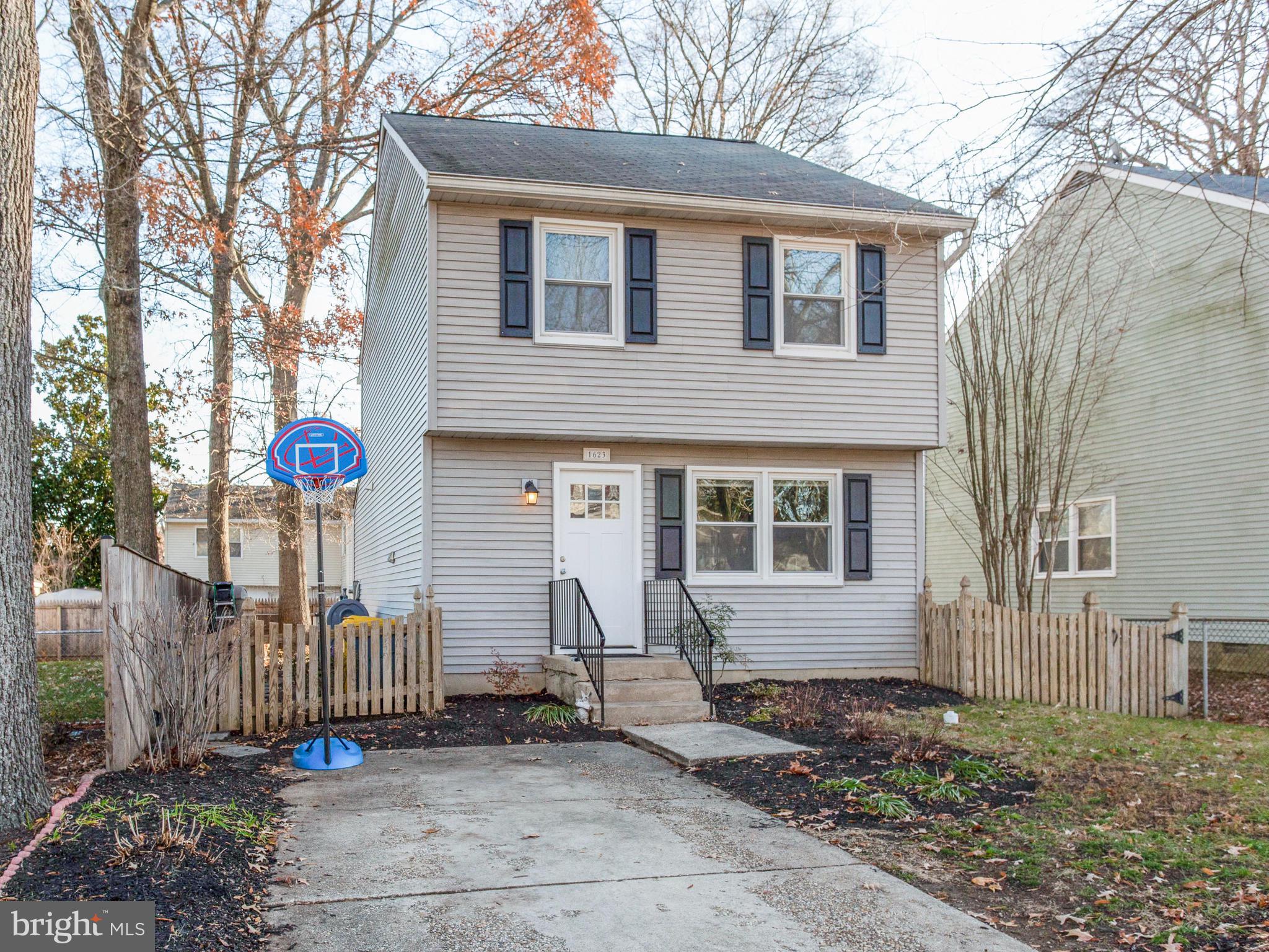 WOODLAND BEACH - Residential