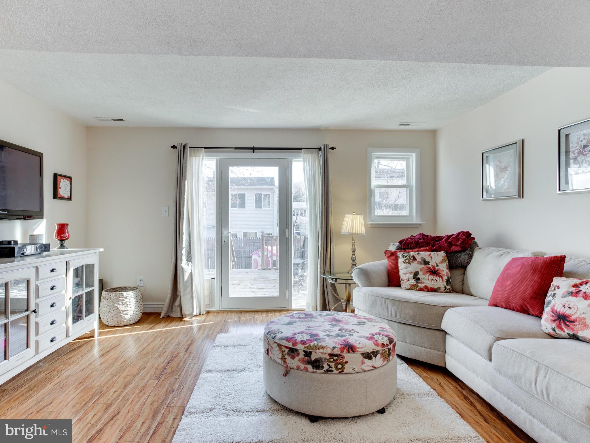 WOODLAND BEACH - Residential