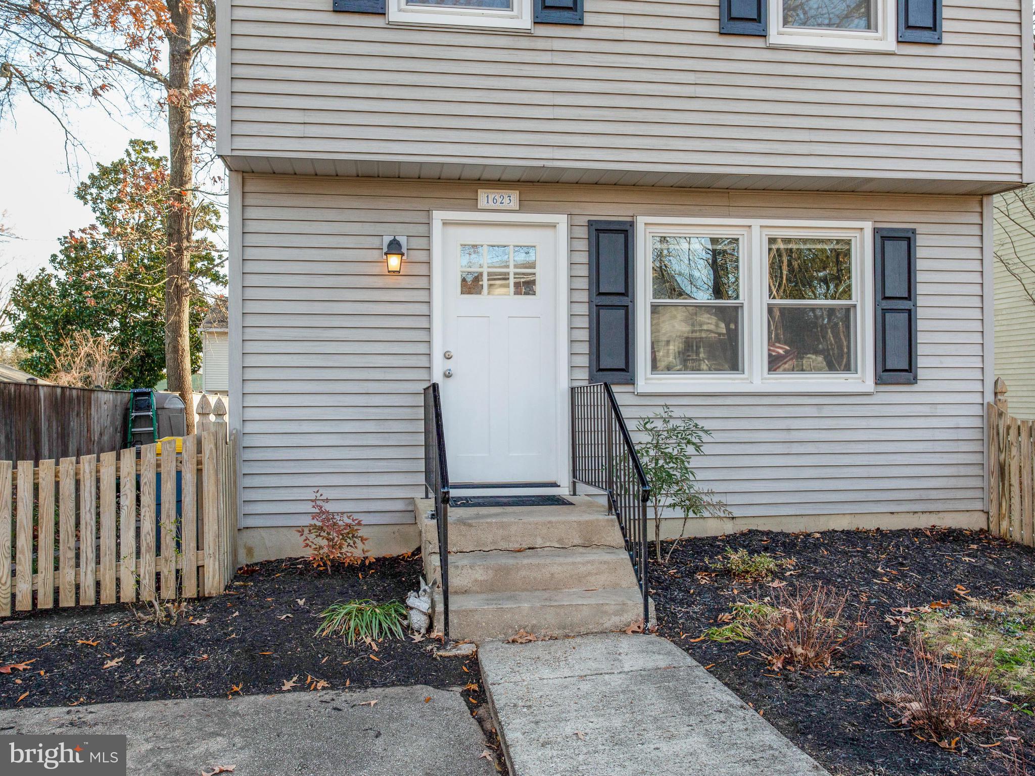 WOODLAND BEACH - Residential