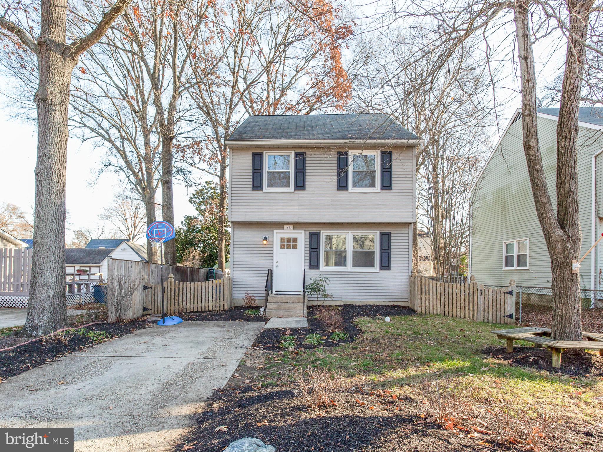 WOODLAND BEACH - Residential