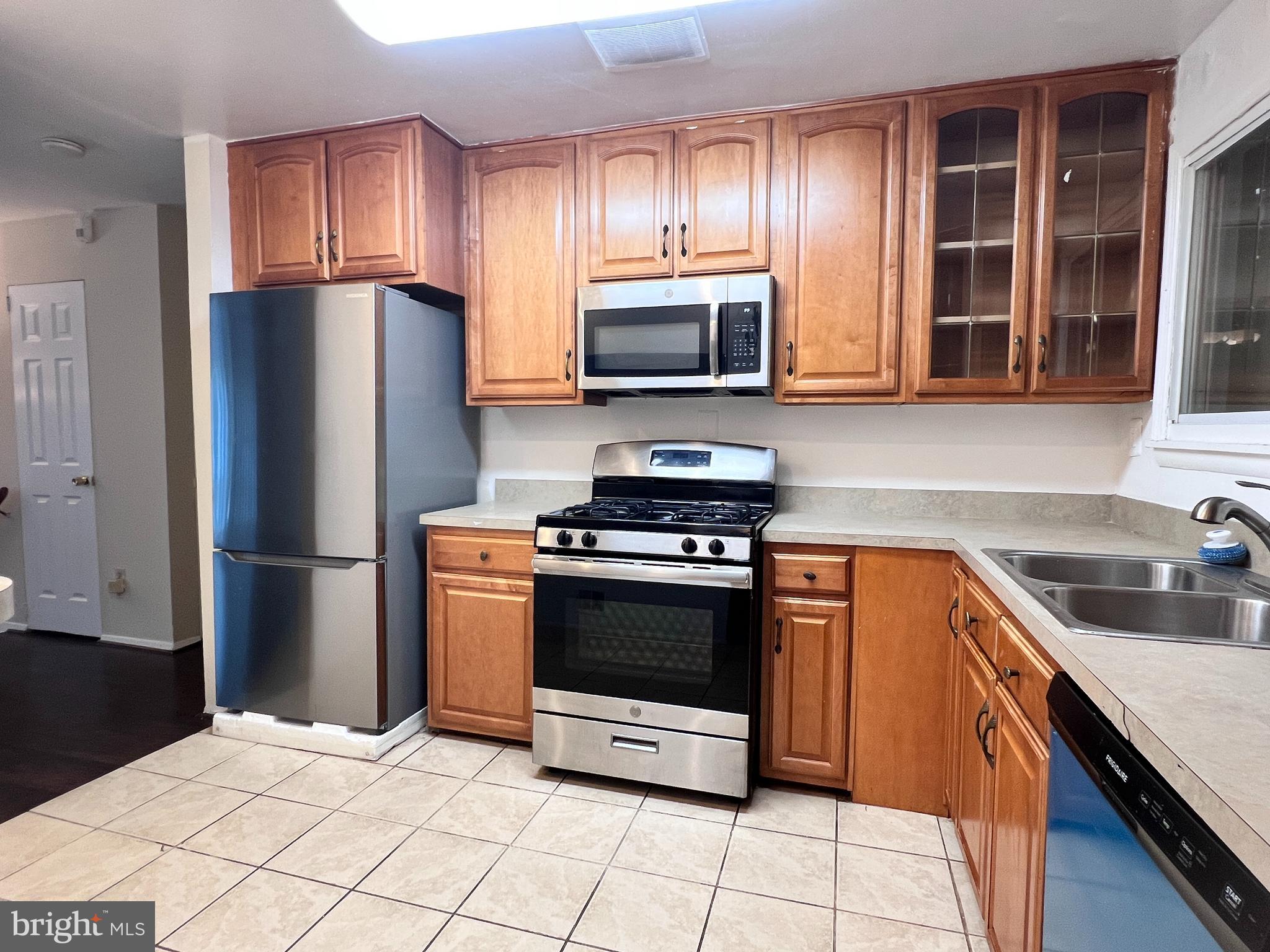 ROYALE GARDENS - Residential Lease