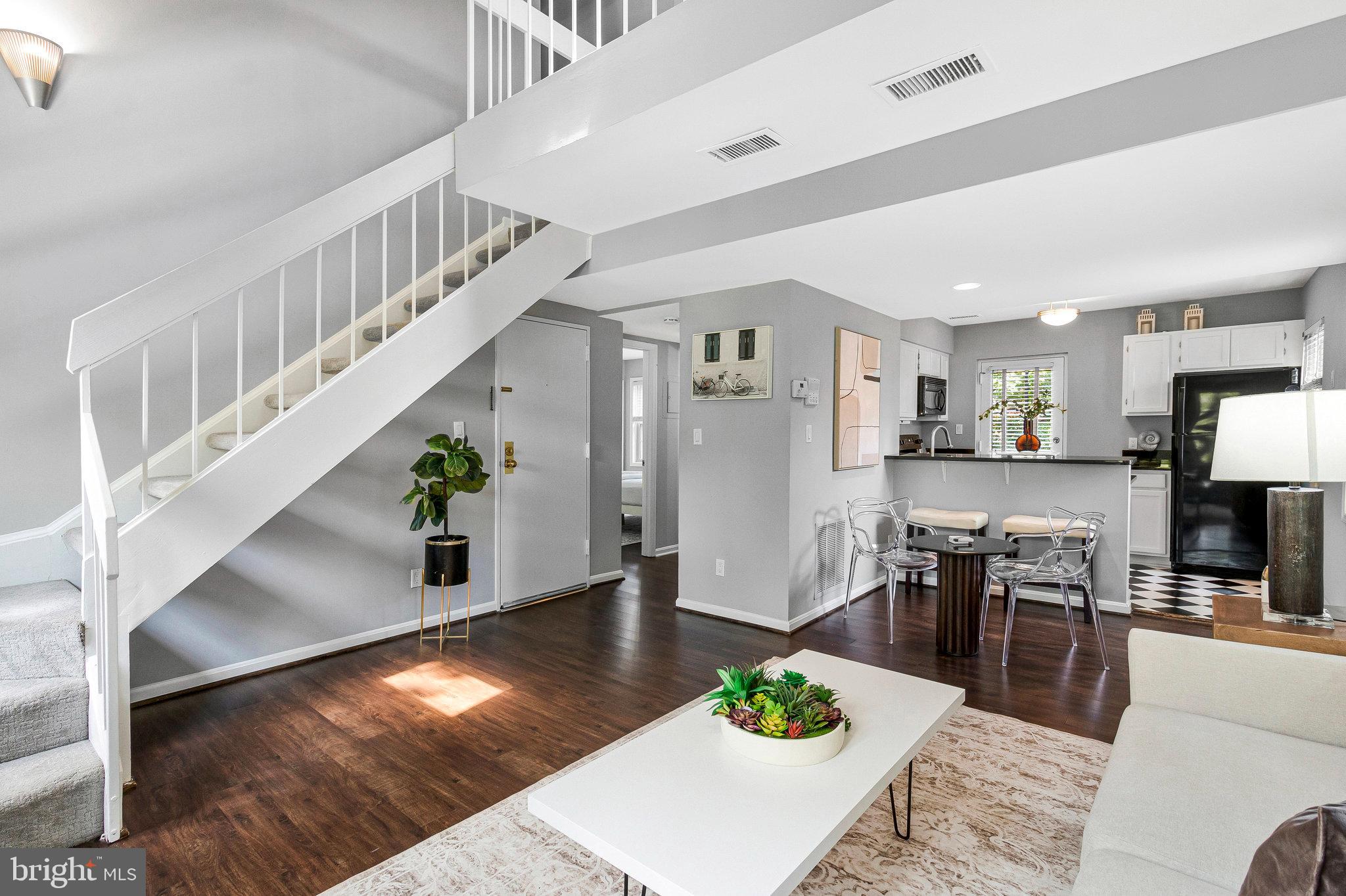1307 E ABINGDON DRIVE 4