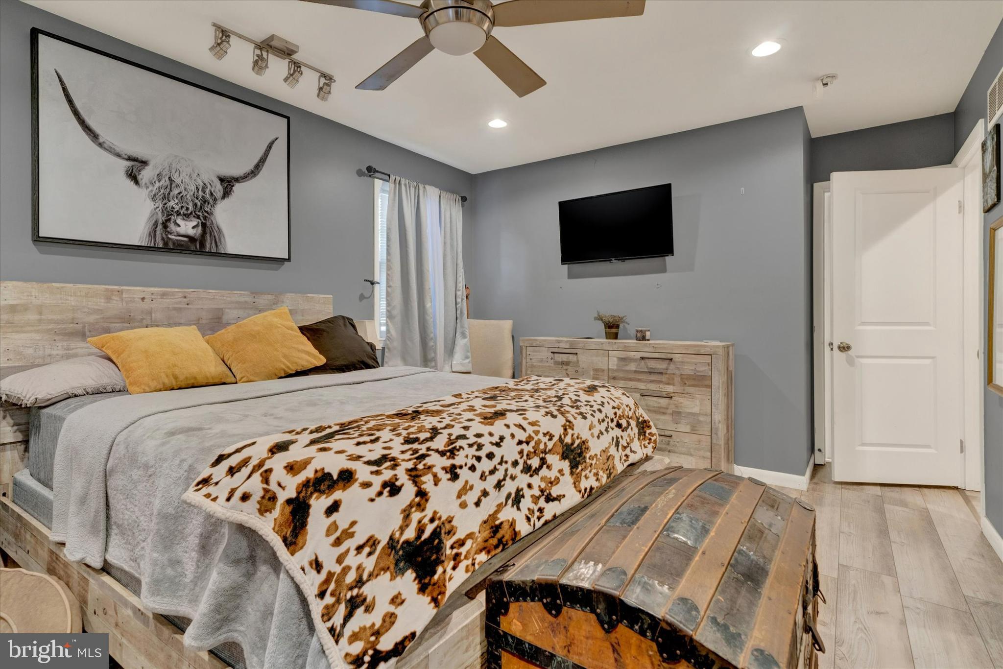 MONTROSE MANOR - Residential