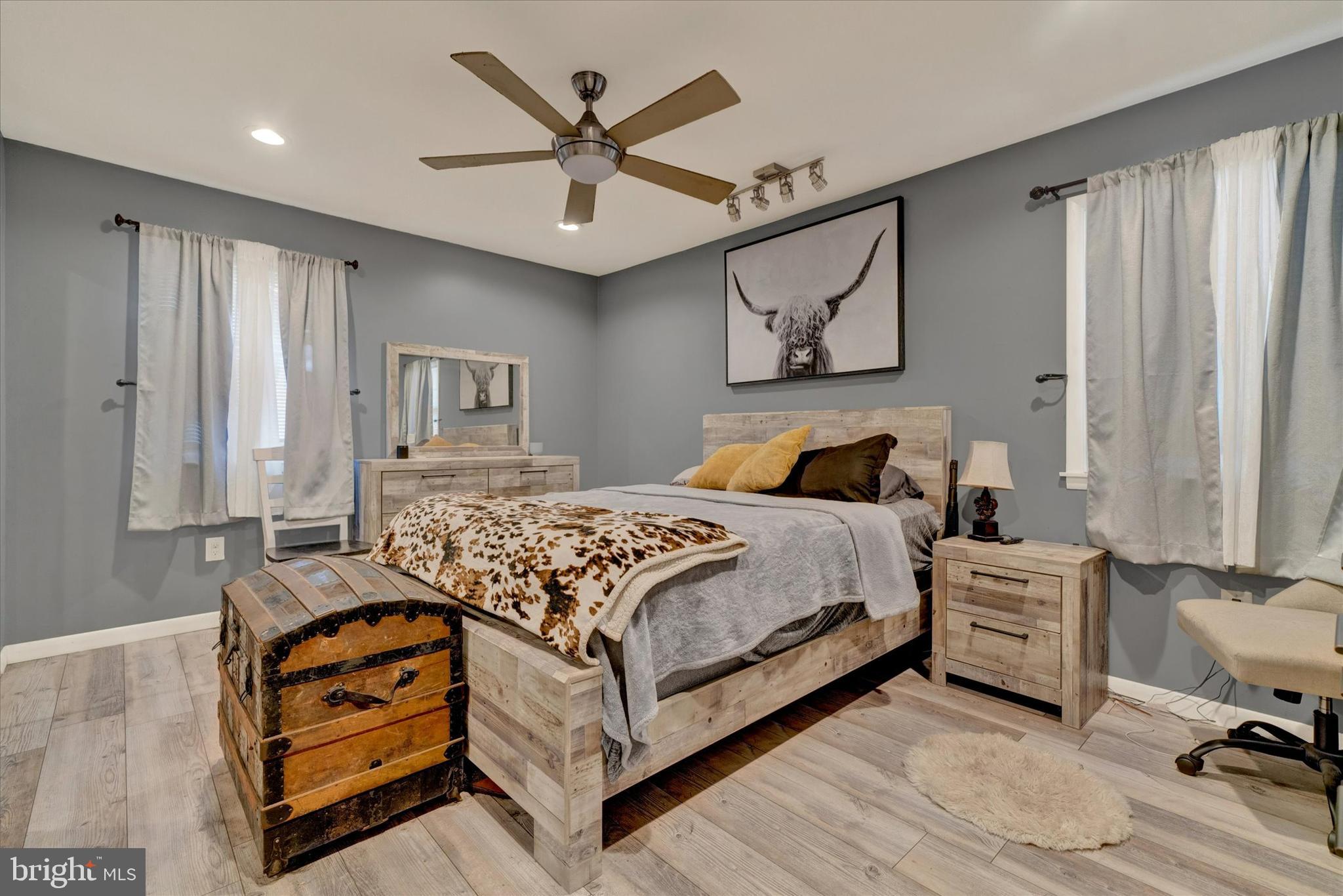 MONTROSE MANOR - Residential