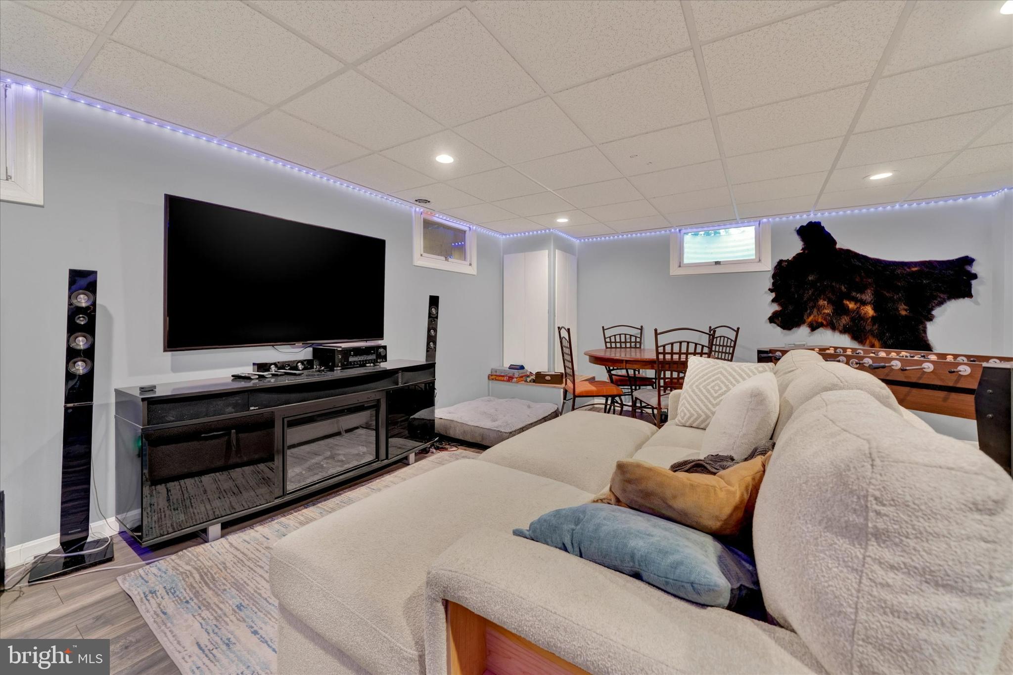 MONTROSE MANOR - Residential