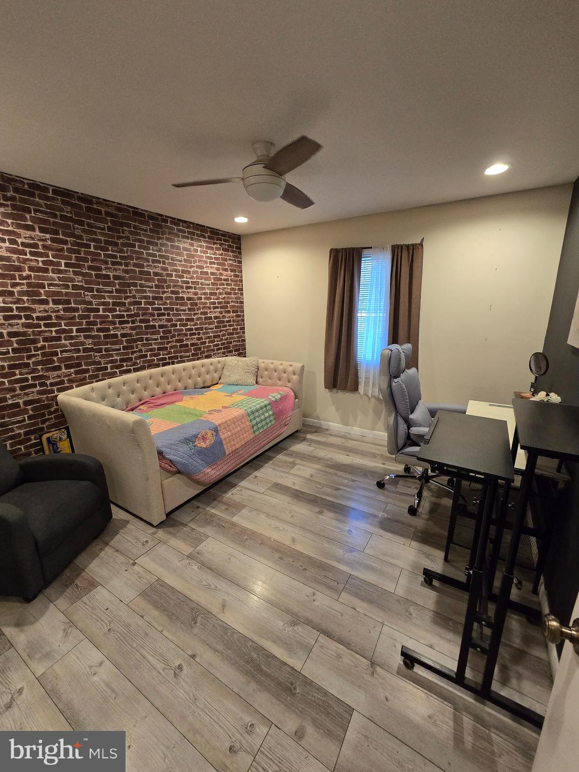 MONTROSE MANOR - Residential