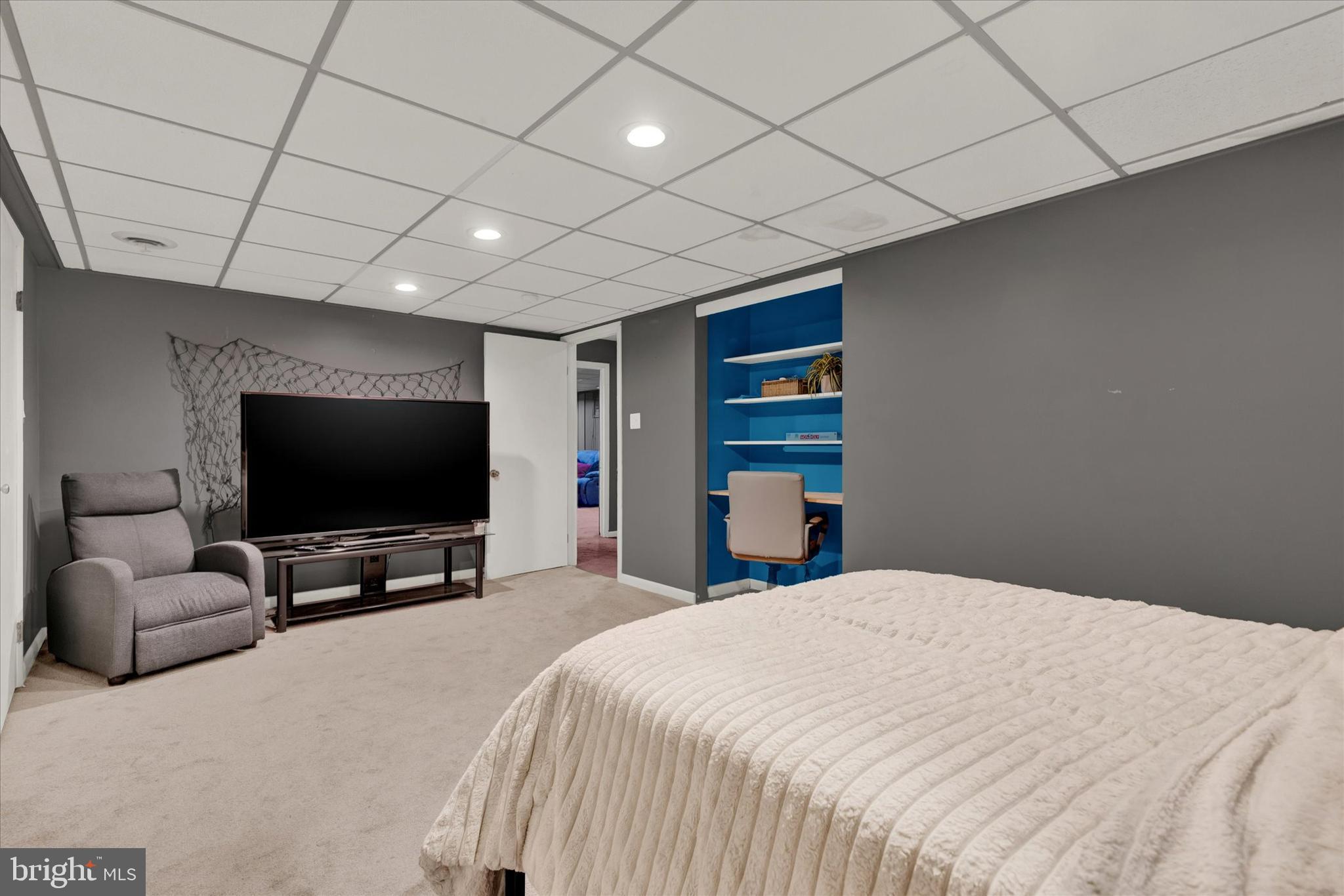 MONTROSE MANOR - Residential