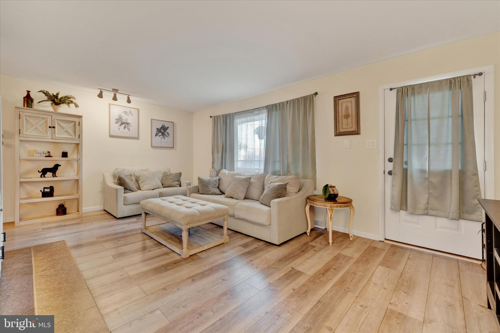 MONTROSE MANOR - Residential