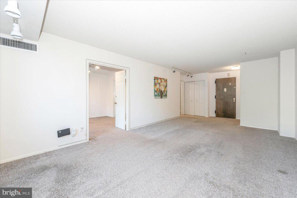 PROMENADE TOWERS - Residential